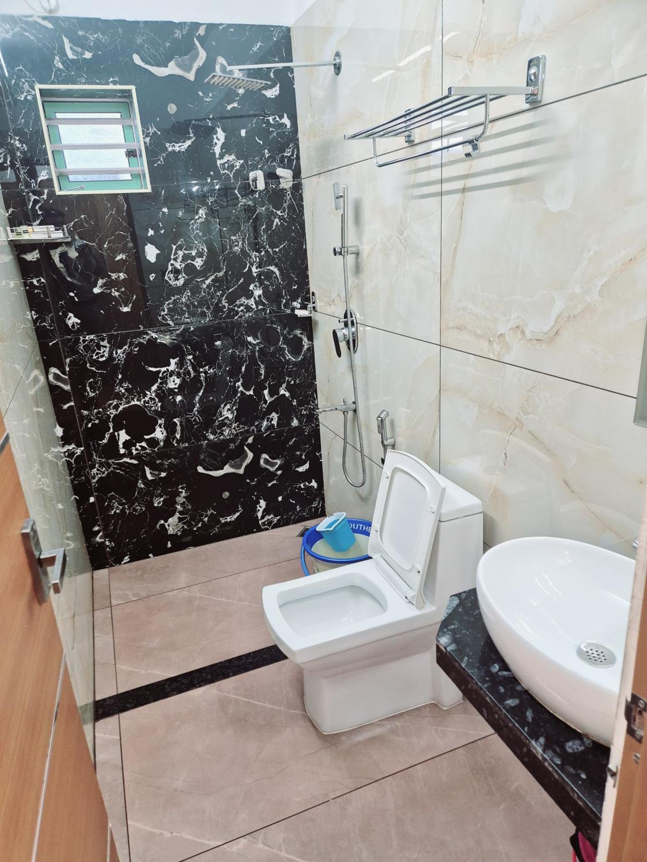 Double Room with Balcony - Photo 5