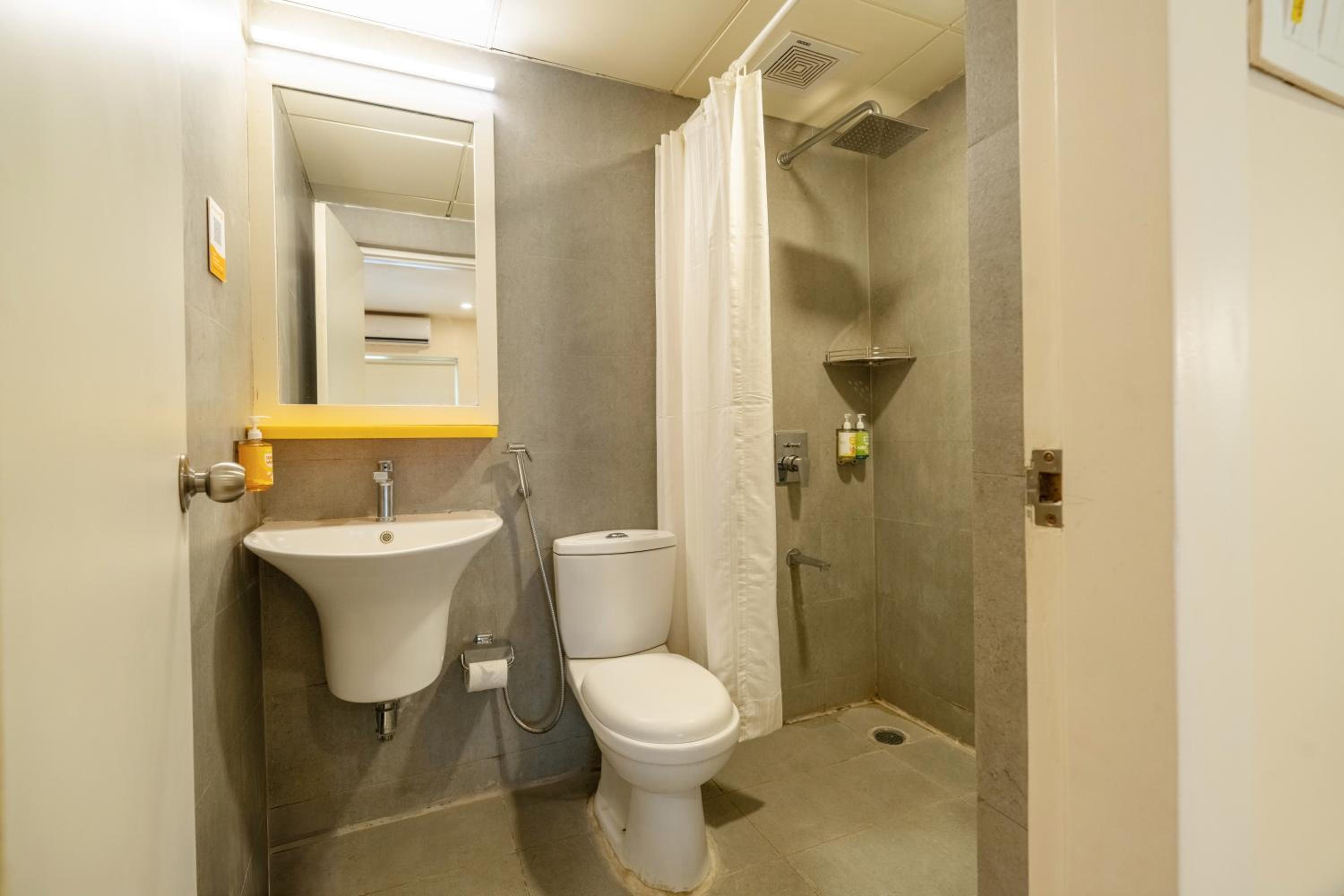 Standard King Room - Photo 2