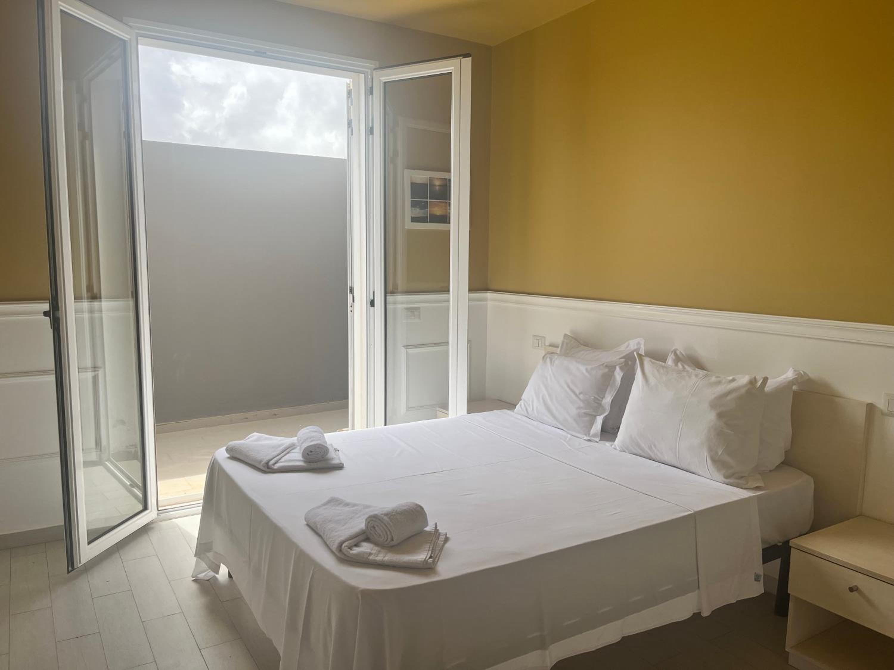 Deluxe One-Bedroom Apartment With Ocean View photo 2
