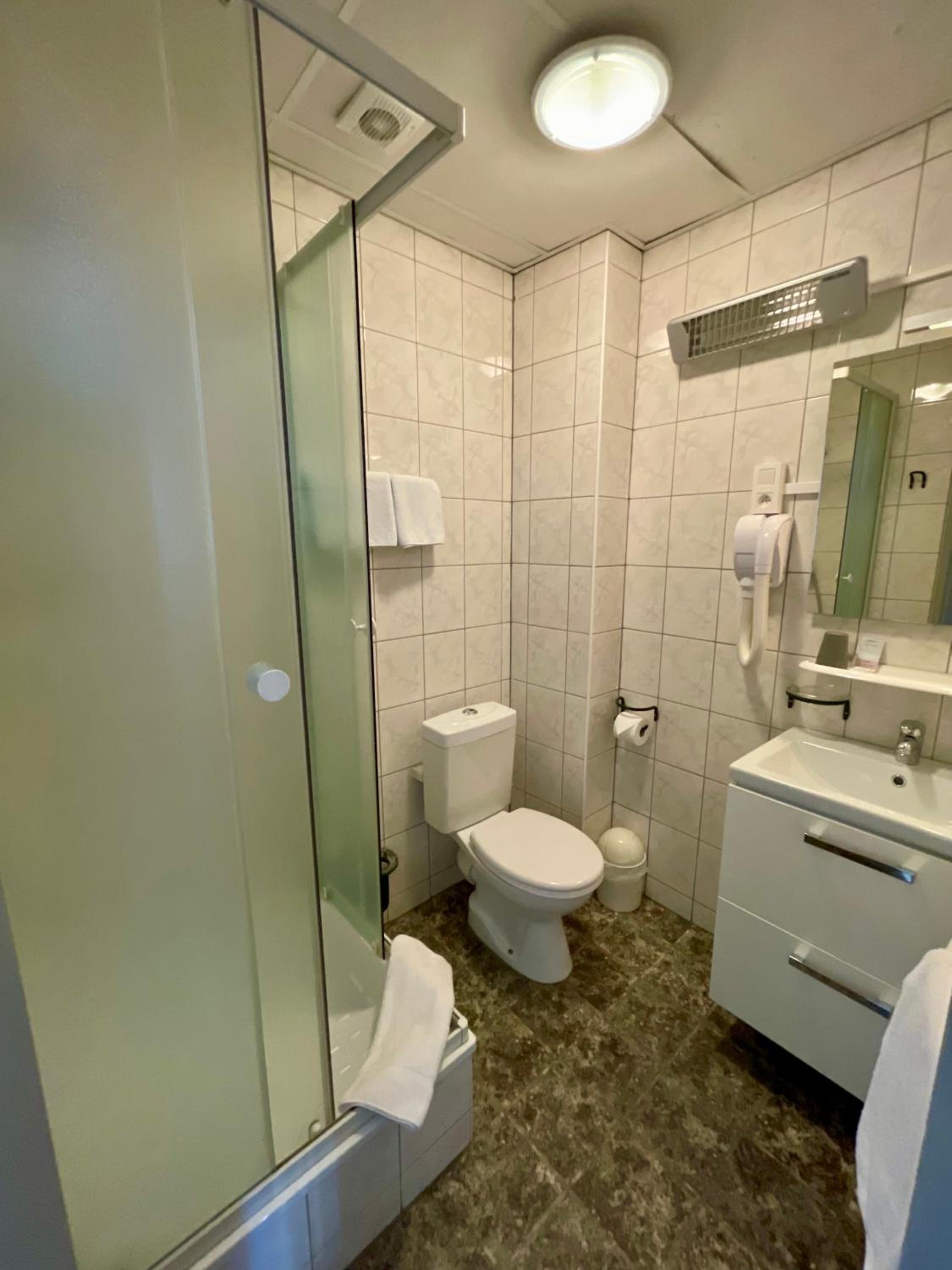 Twin Room with Private Bathroom photo 2