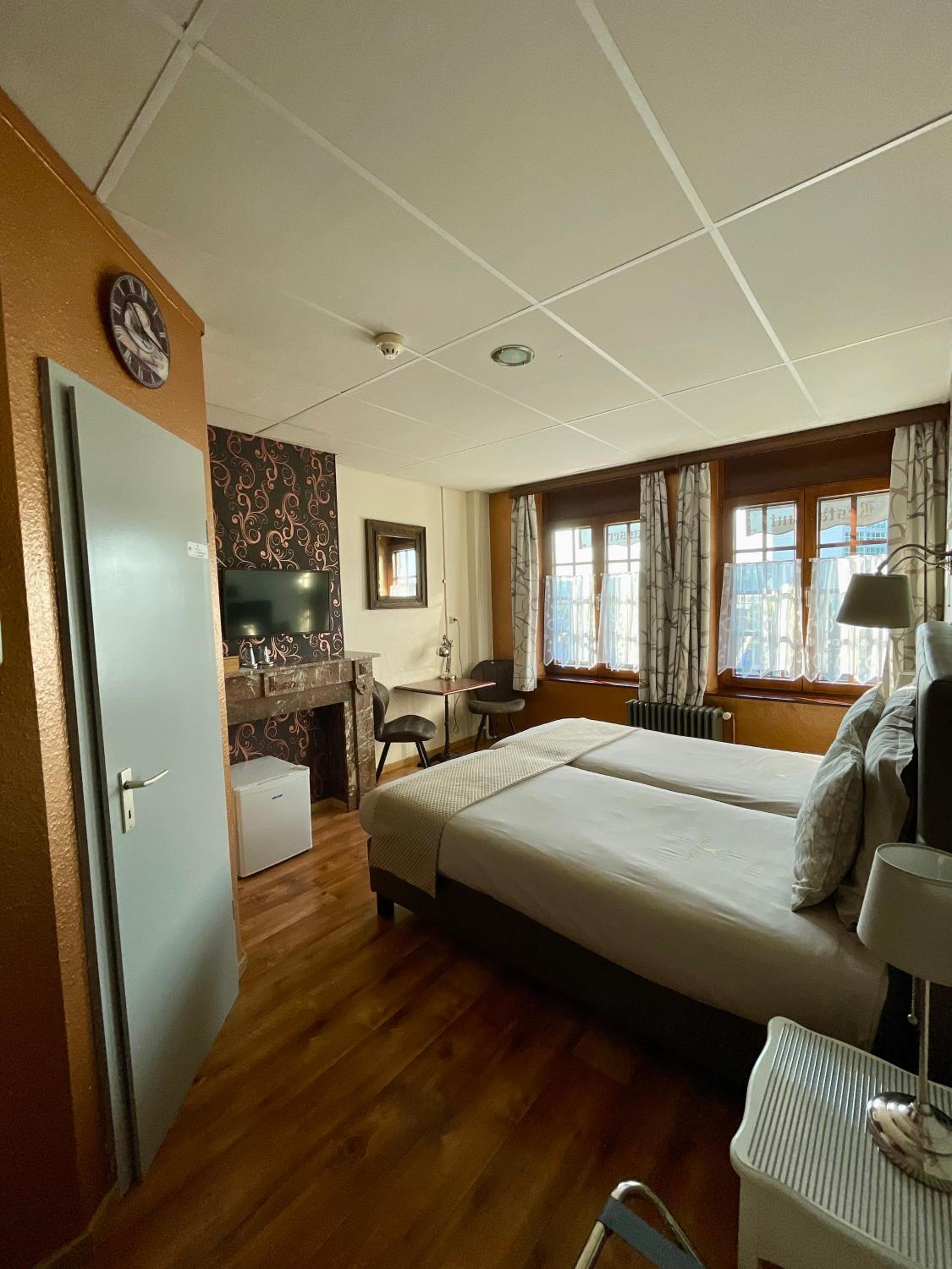 Twin Room with Private Bathroom photo 3