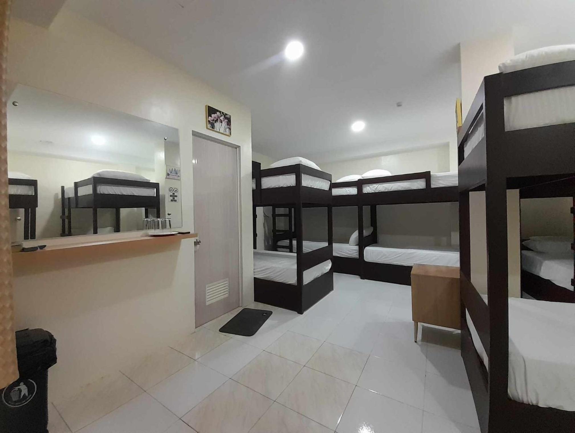 10-Bed Mixed Dormitory Room photo 2