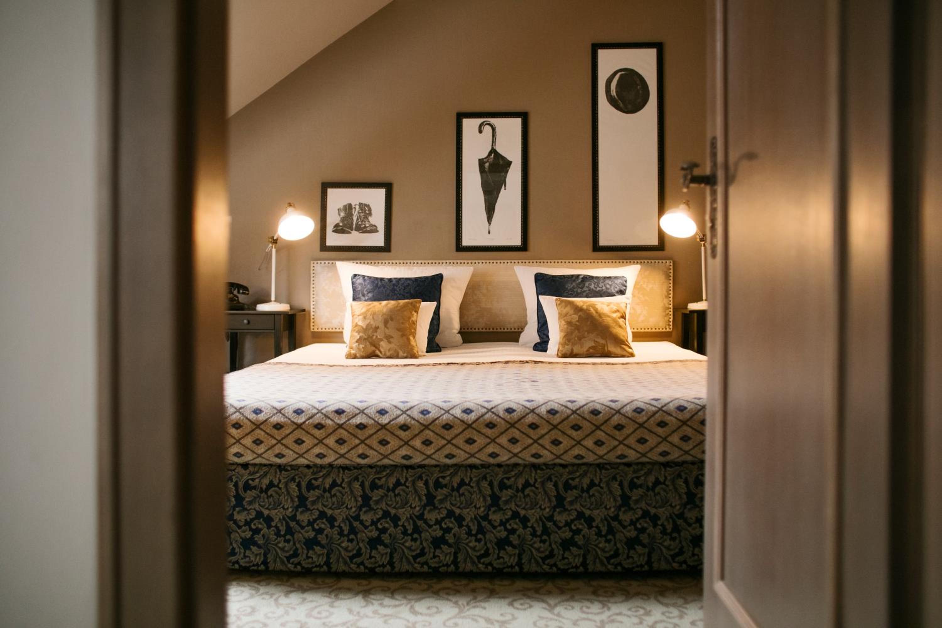 Suite - Photo 1