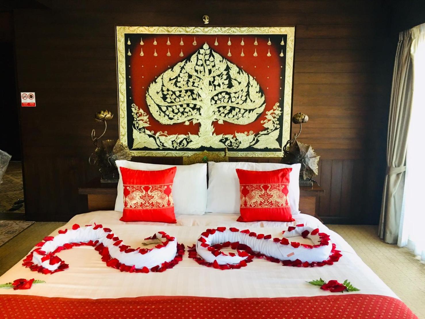Honeymoon Lanna Suite with Balcony (Included Sparkling wine 1 Btl, Rose Petals, 1 time Afternoon Tea) - Photo 1