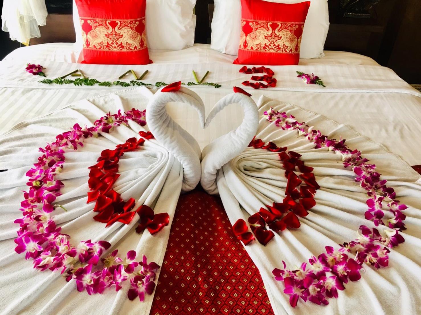 Honeymoon Lanna Suite with Balcony (Included Sparkling wine 1 Btl, Rose Petals, 1 time Afternoon Tea) - Photo 4