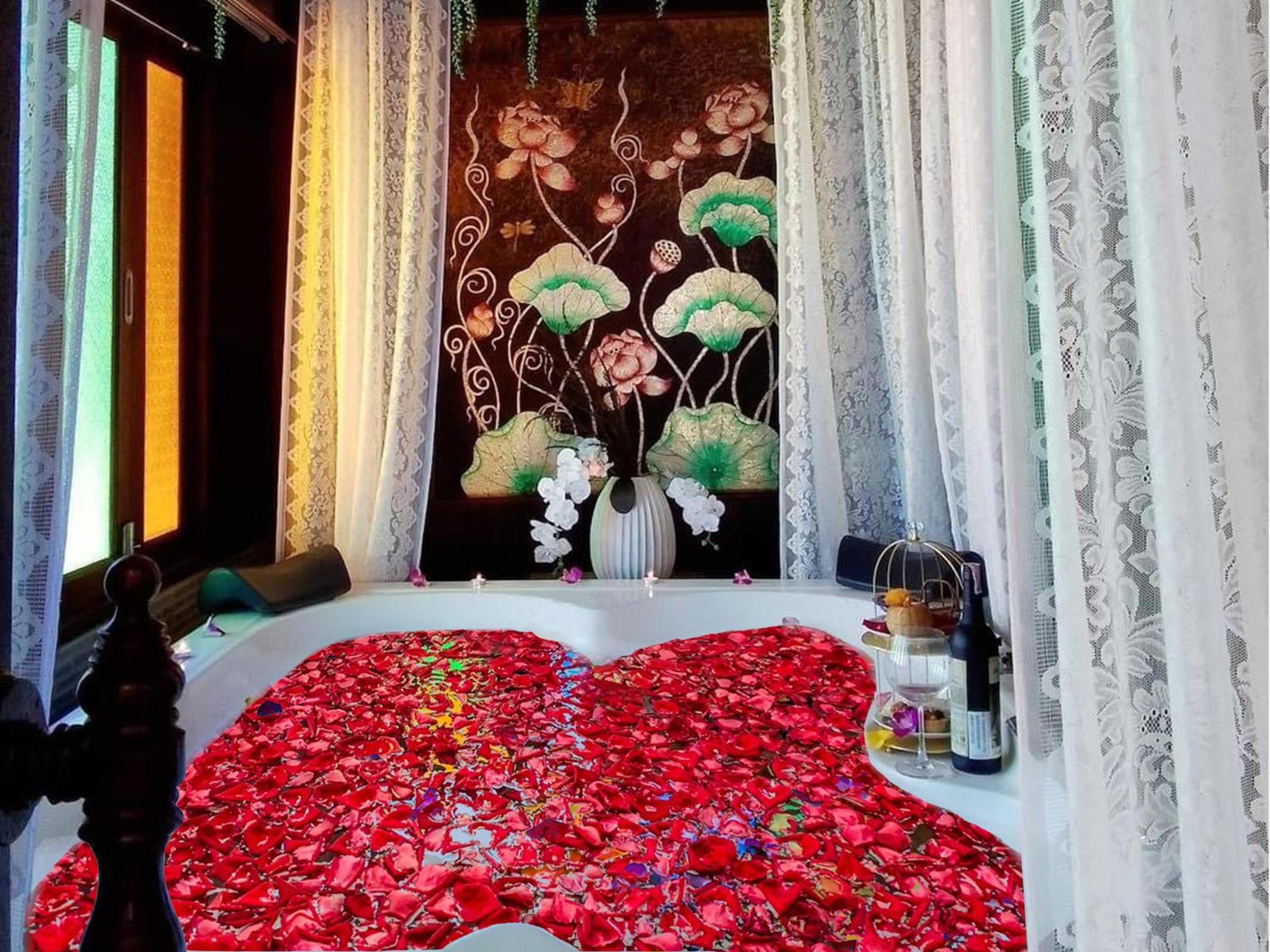 Honeymoon Lanna Suite with Balcony (Included Sparkling wine 1 Btl, Rose Petals, 1 time Afternoon Tea) - Photo 5