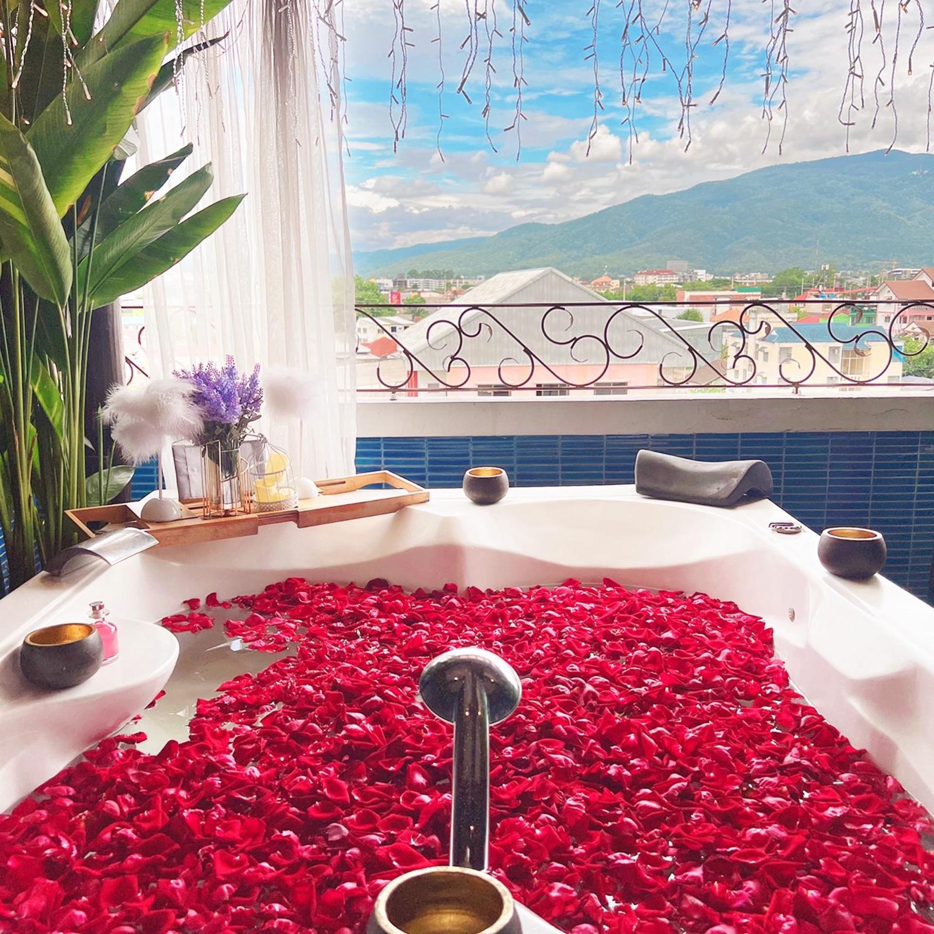 Honeymoon Sky Roof Suite with Balcony (Included Sparkling wine 1 Btl, Rose Petals, 1 time Afternoon Tea) - Photo 4