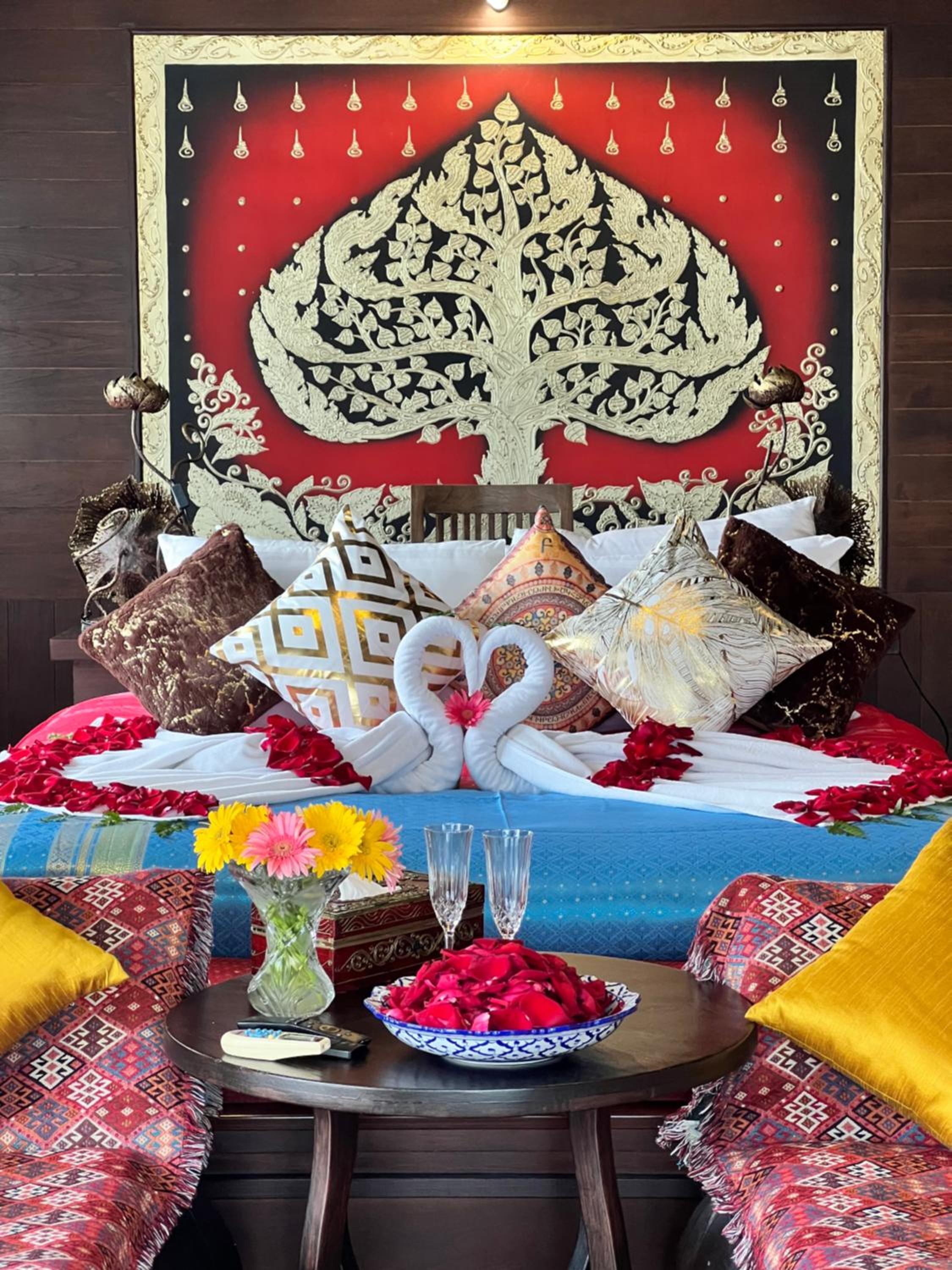 Honeymoon Sky Roof Suite with Balcony (Included Sparkling wine 1 Btl, Rose Petals, 1 time Afternoon Tea) - Photo 1