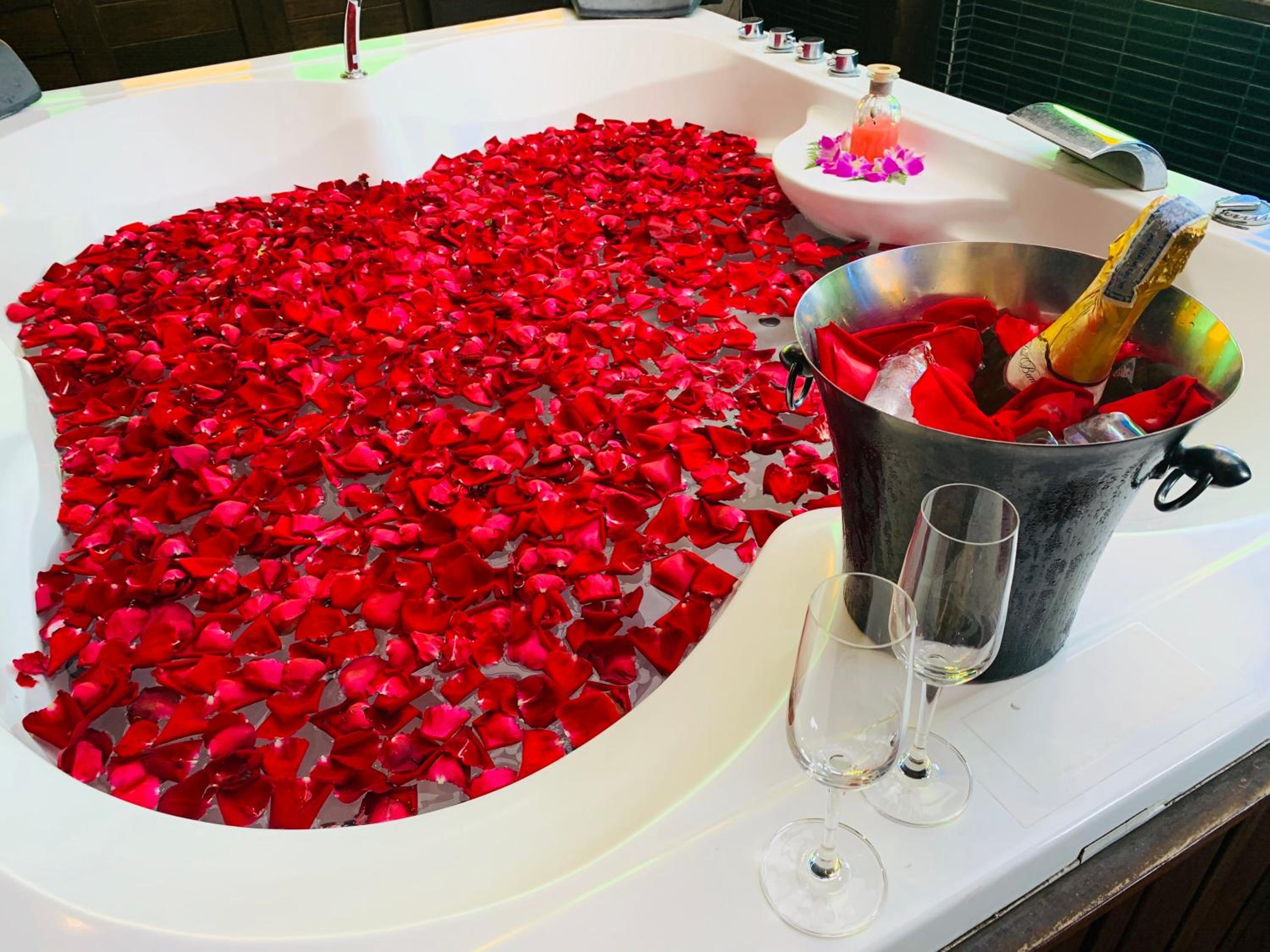 Honeymoon Sky Roof Suite with Balcony (Included Sparkling wine 1 Btl, Rose Petals, 1 time Afternoon Tea) - Photo 3