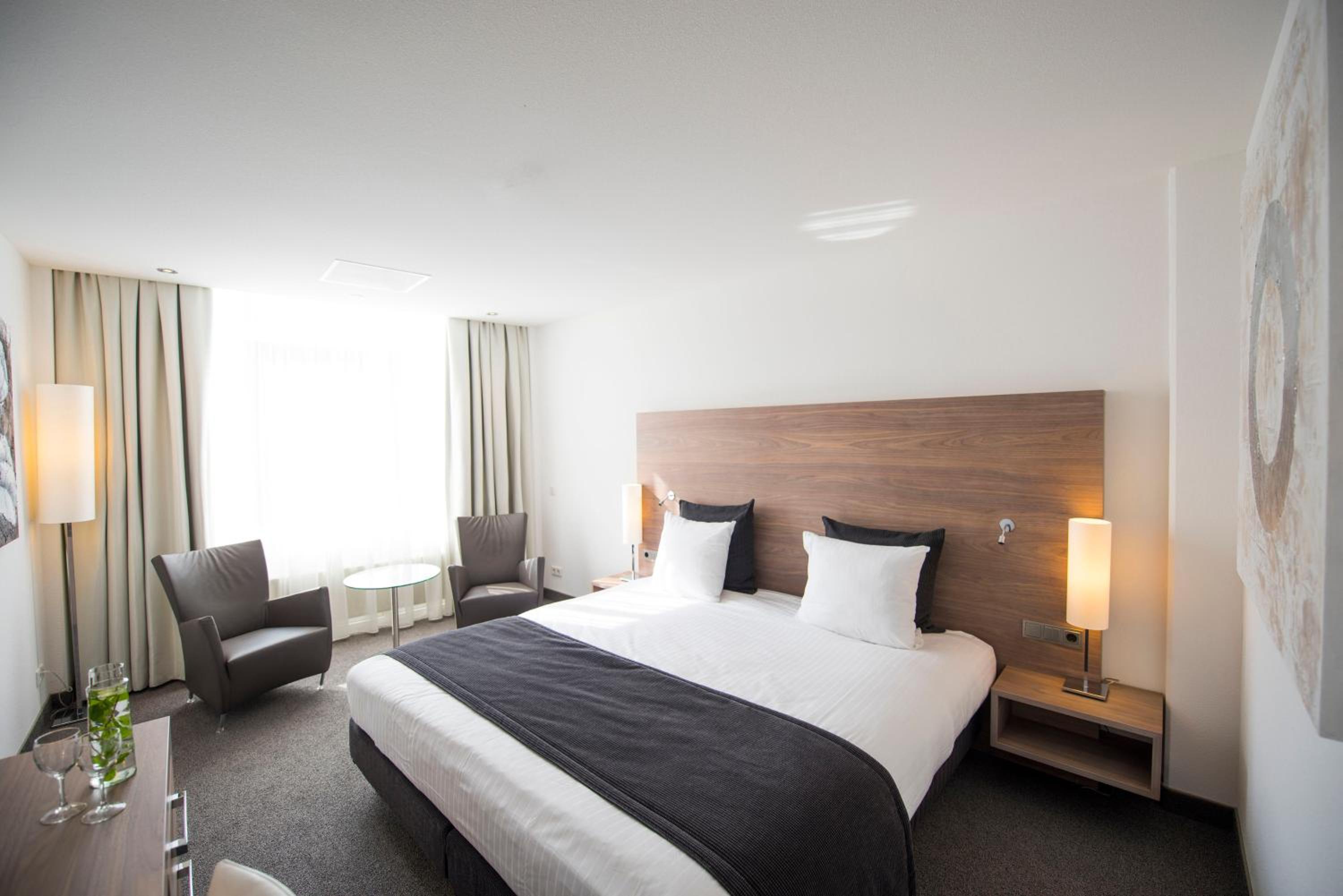 Superior King Room with Spa Access - Photo 2