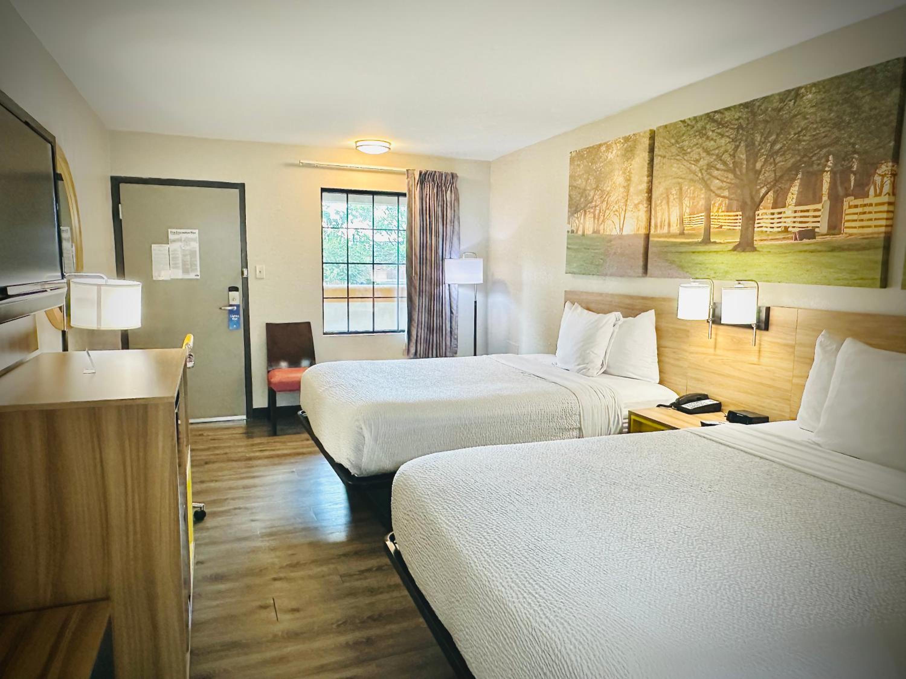Queen Room with Two Queen Beds - Non-Smoking photo 2