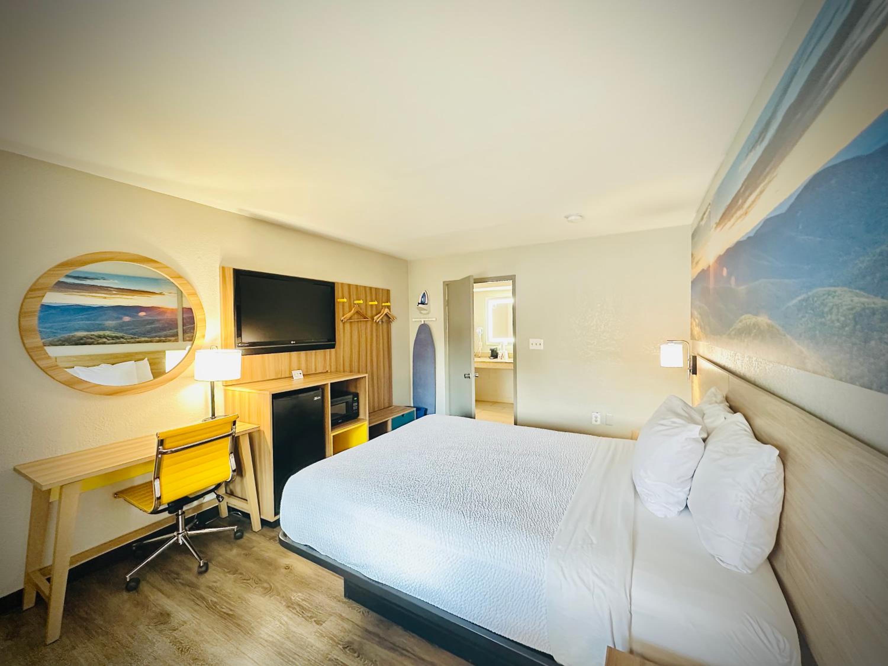 Queen Room with Roll-In Shower - Mobility Accessible/Non-Smoking photo 2