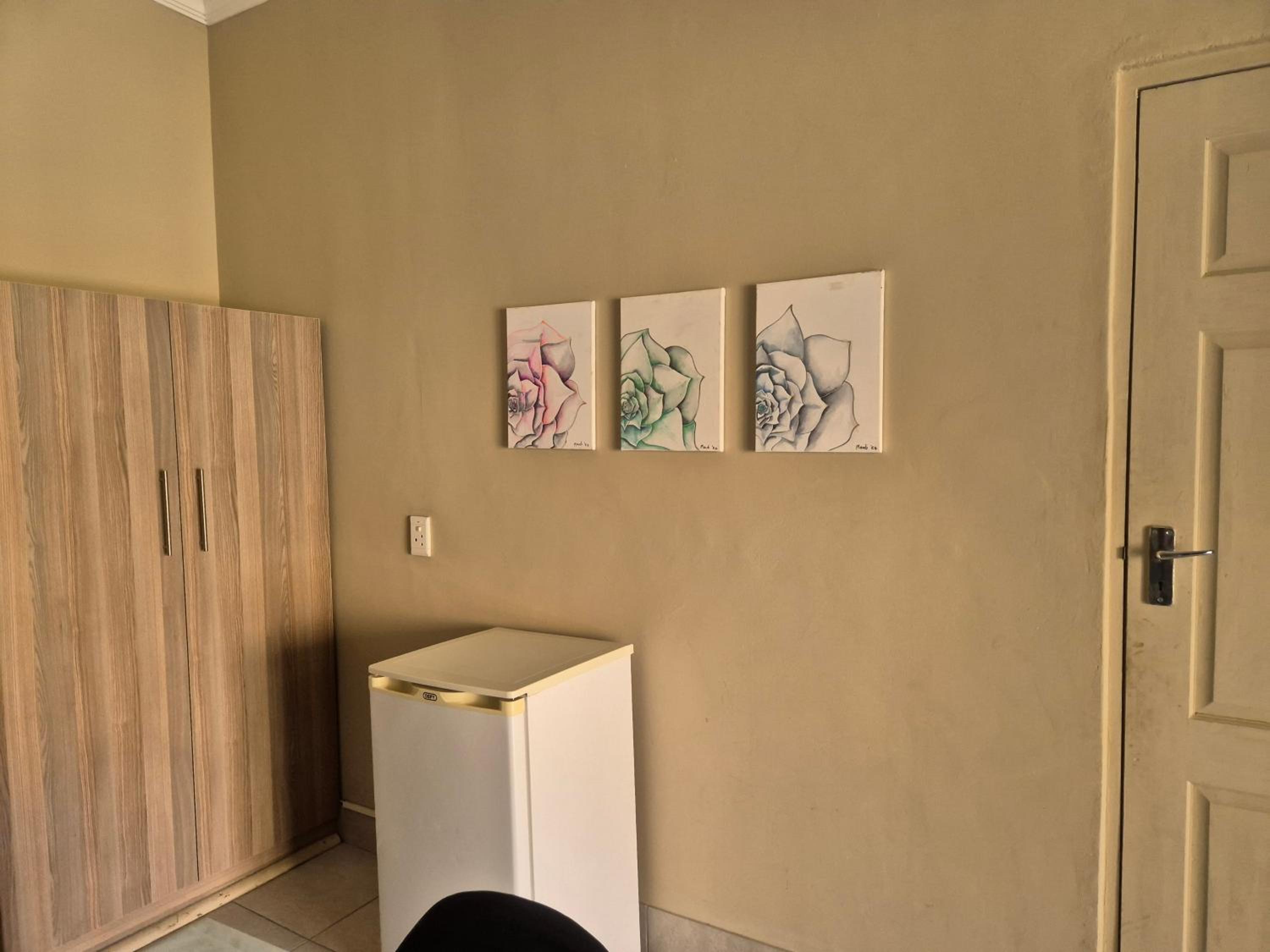 Standard King Room - Photo 23