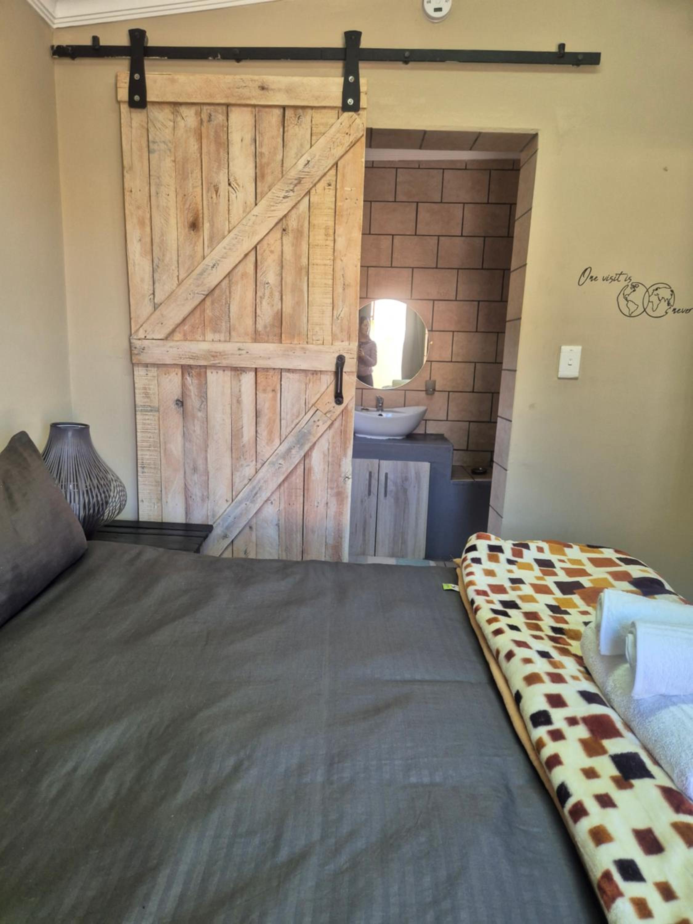 Standard King Room - Photo 15