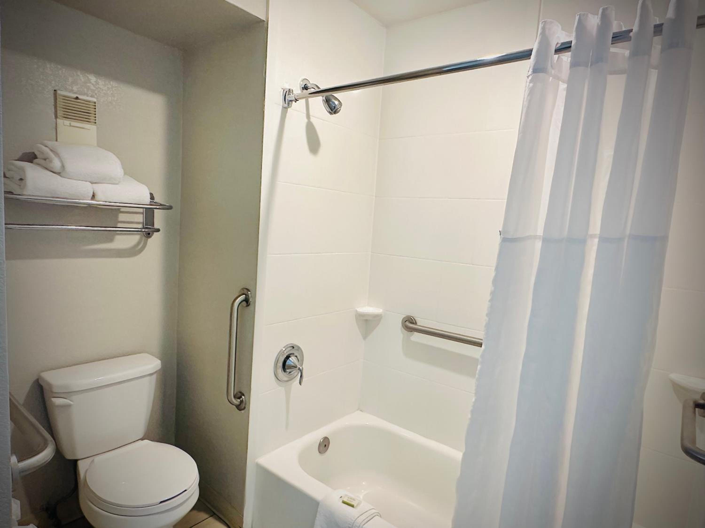 Queen Room with Bath Tub - Mobility Accessible/Non-Smoking photo 2