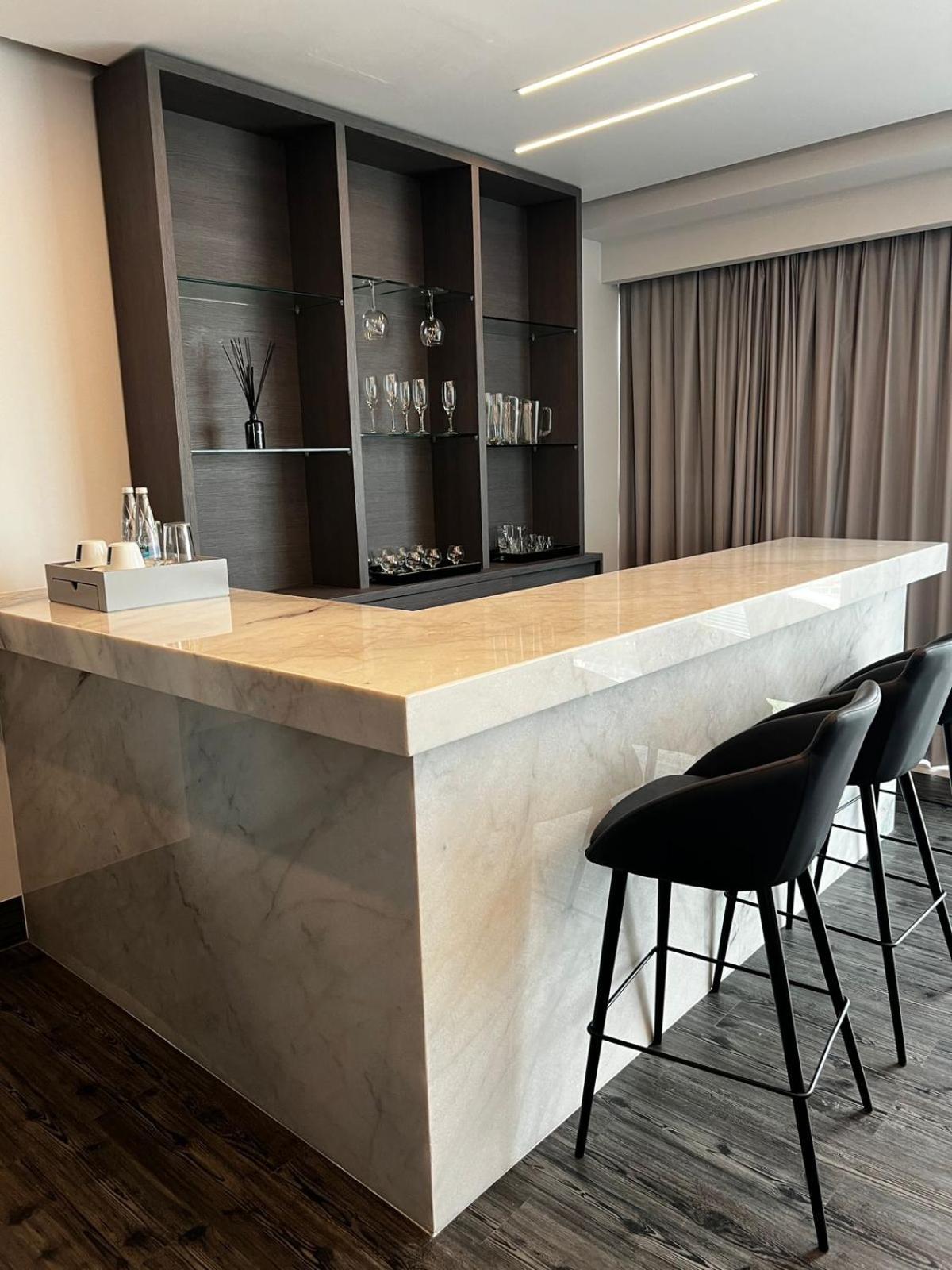 Deluxe King Suite photo 3