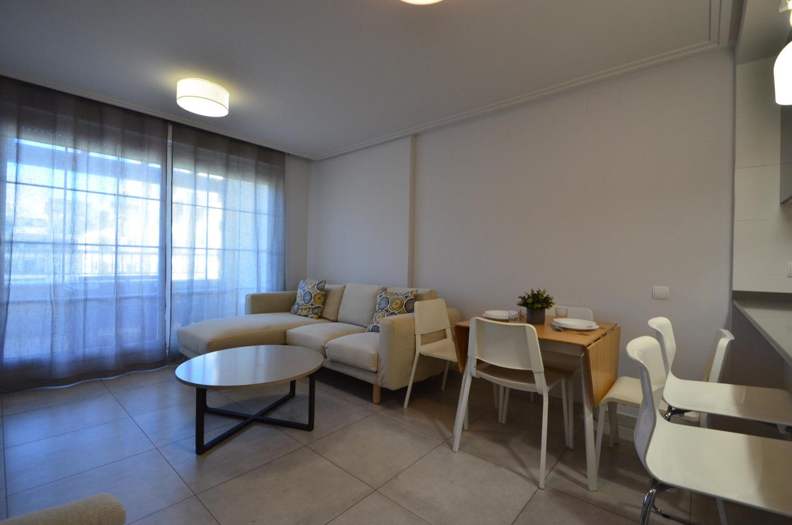 Apartamento de dos habitaciones con terraza y vista al mar