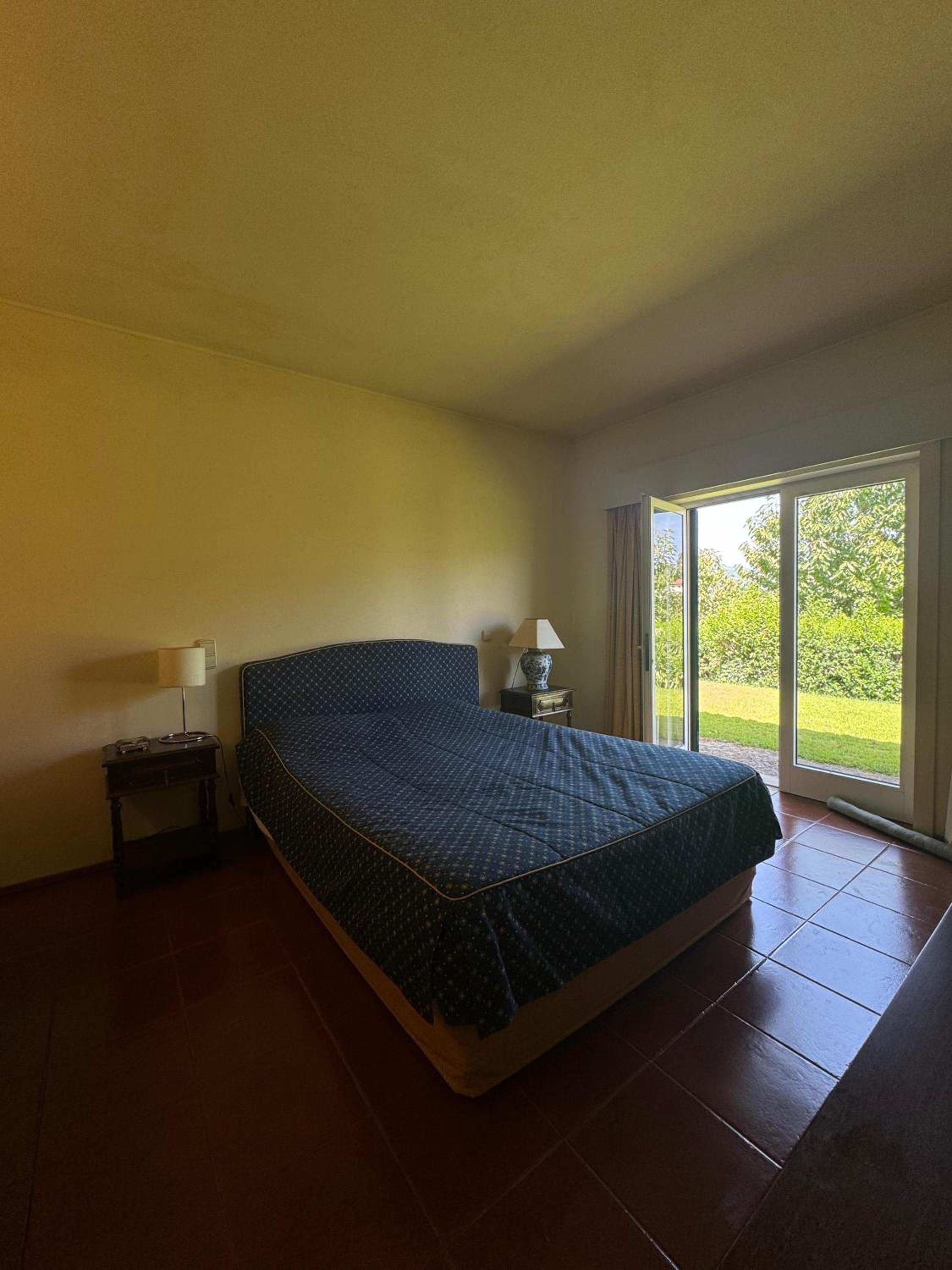 Five-Bedroom House photo 1
