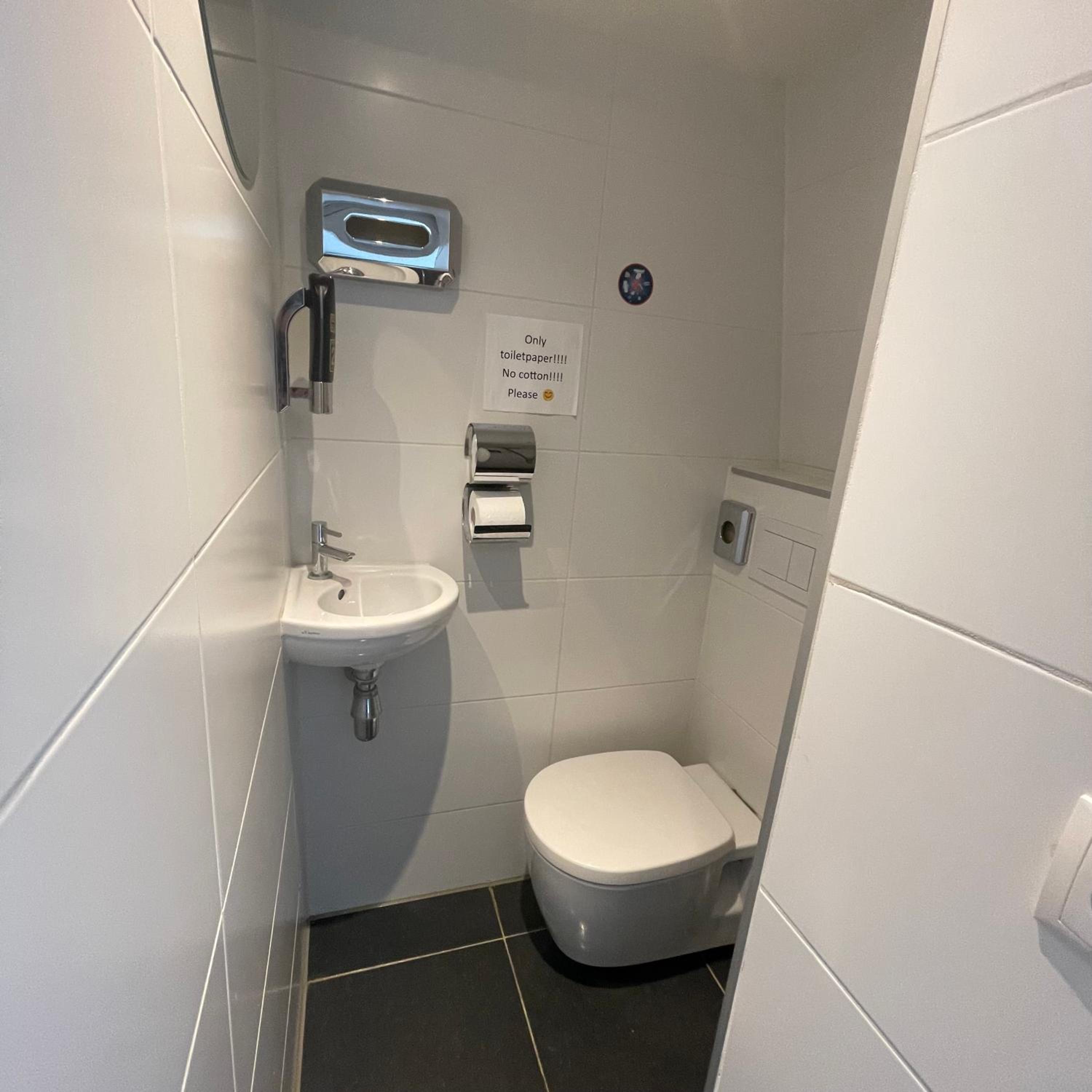 Single Room with Private Bathroom photo 2