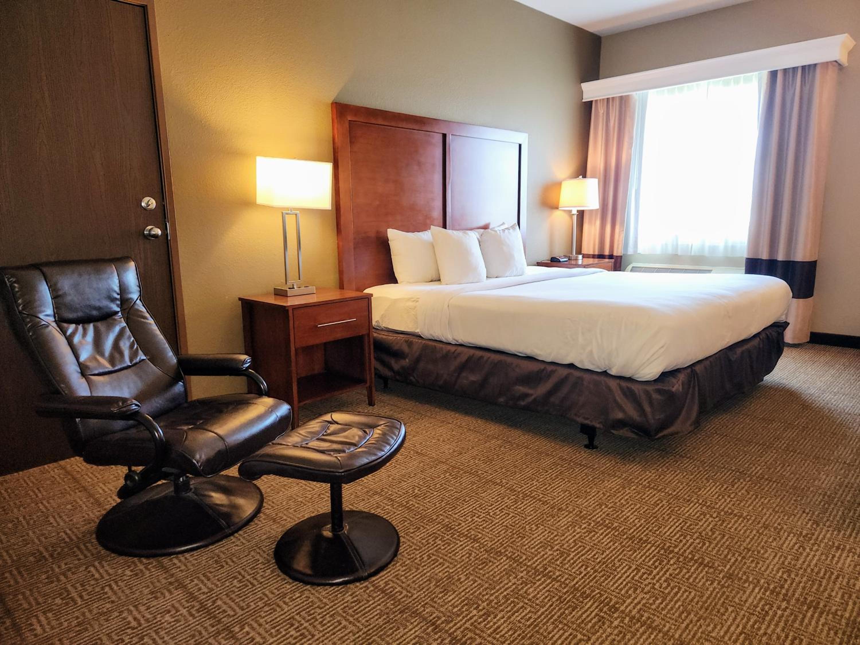 1 King Bed, Nonsmoking, Accessible with Wheelchair accessible - Photo 1