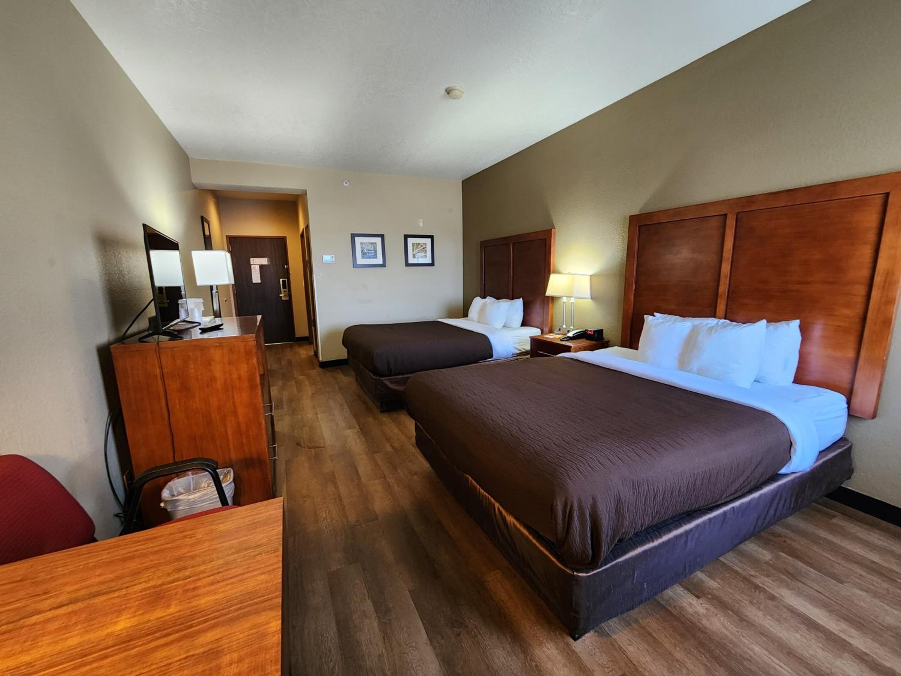Queen Room with Two Queen Beds - Pet Friendly/Non-Smoking - Photo 3