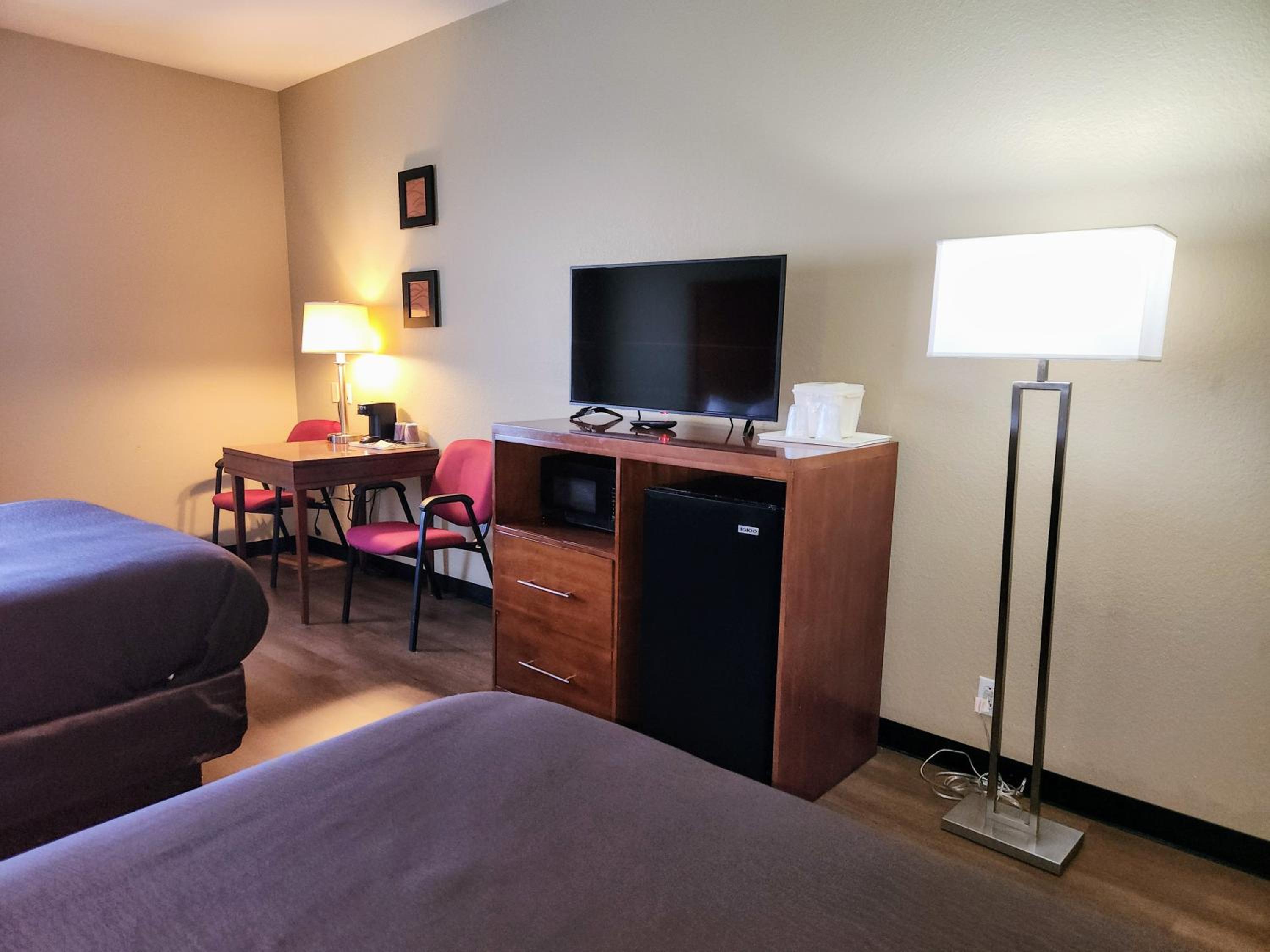 Queen Room with Two Queen Beds - Pet Friendly/Non-Smoking - Photo 4