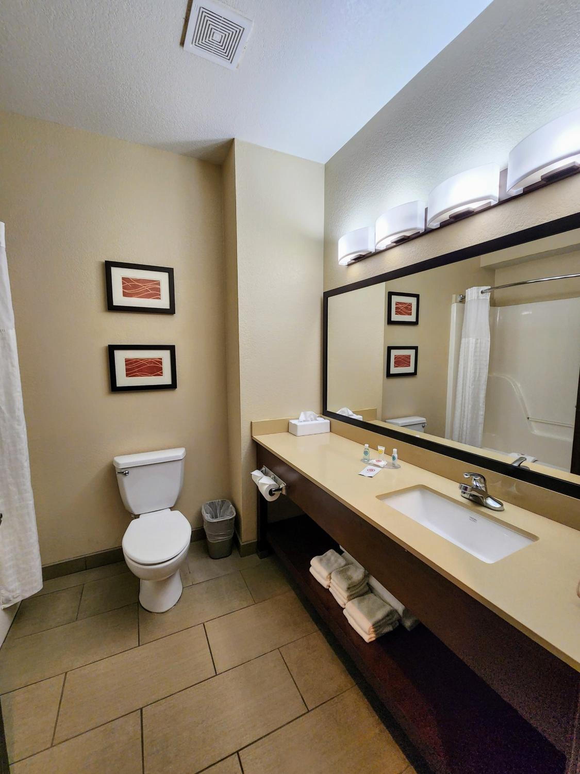 Queen Room with Two Queen Beds - Pet Friendly/Non-Smoking - Photo 2