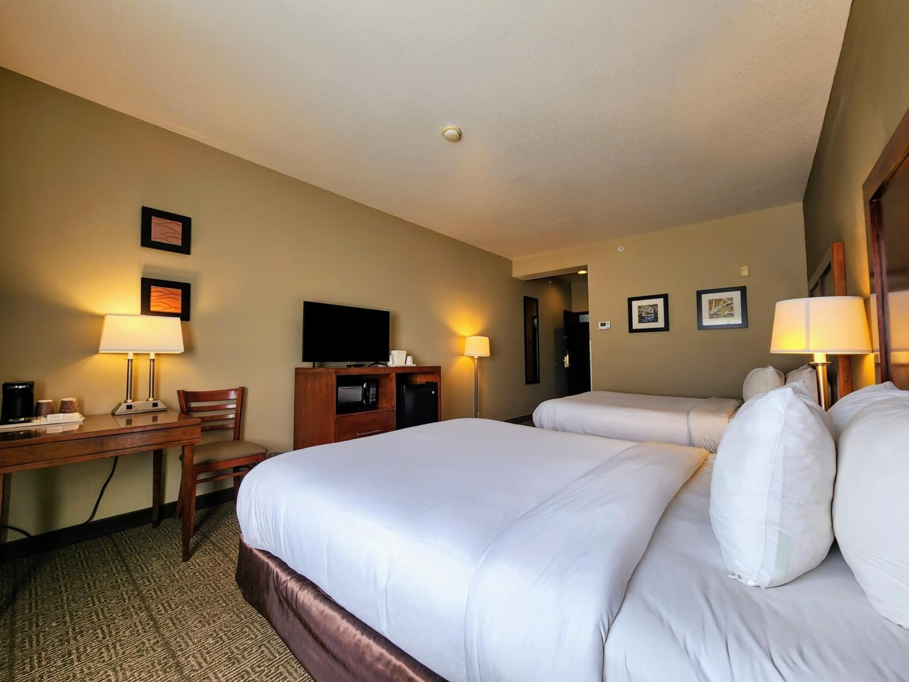 Queen Room with Two Queen Beds - Non-Smoking - Photo 2