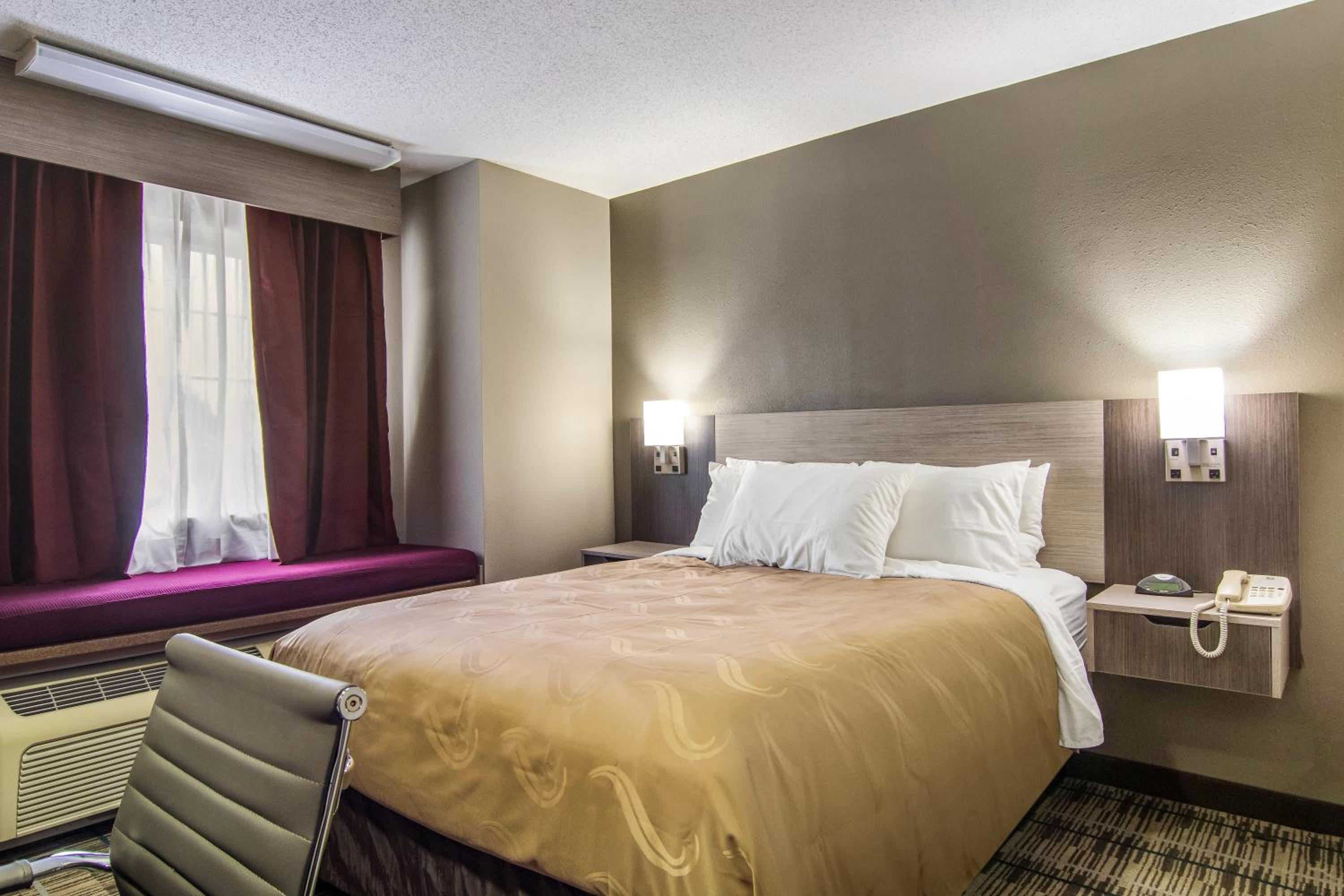 Queen Room with Tub - Disability Access/Non Smoking photo 1