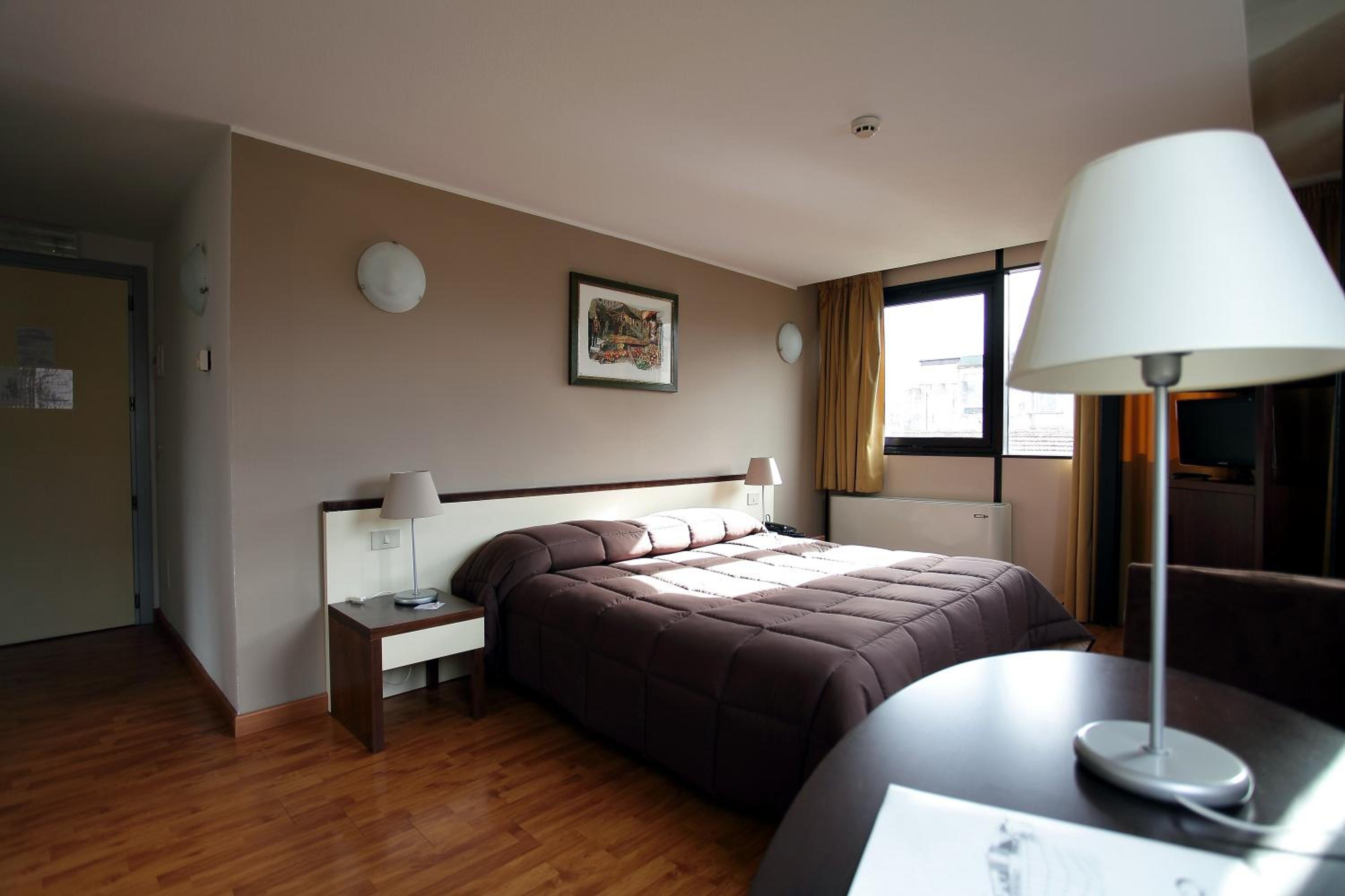Standard Double Room Single Use - Photo 3