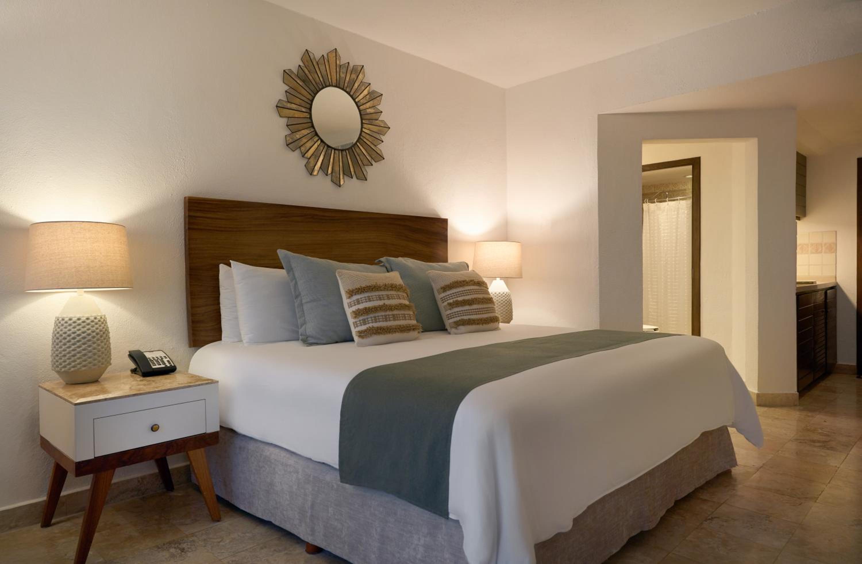 Deluxe Room King - Photo 3