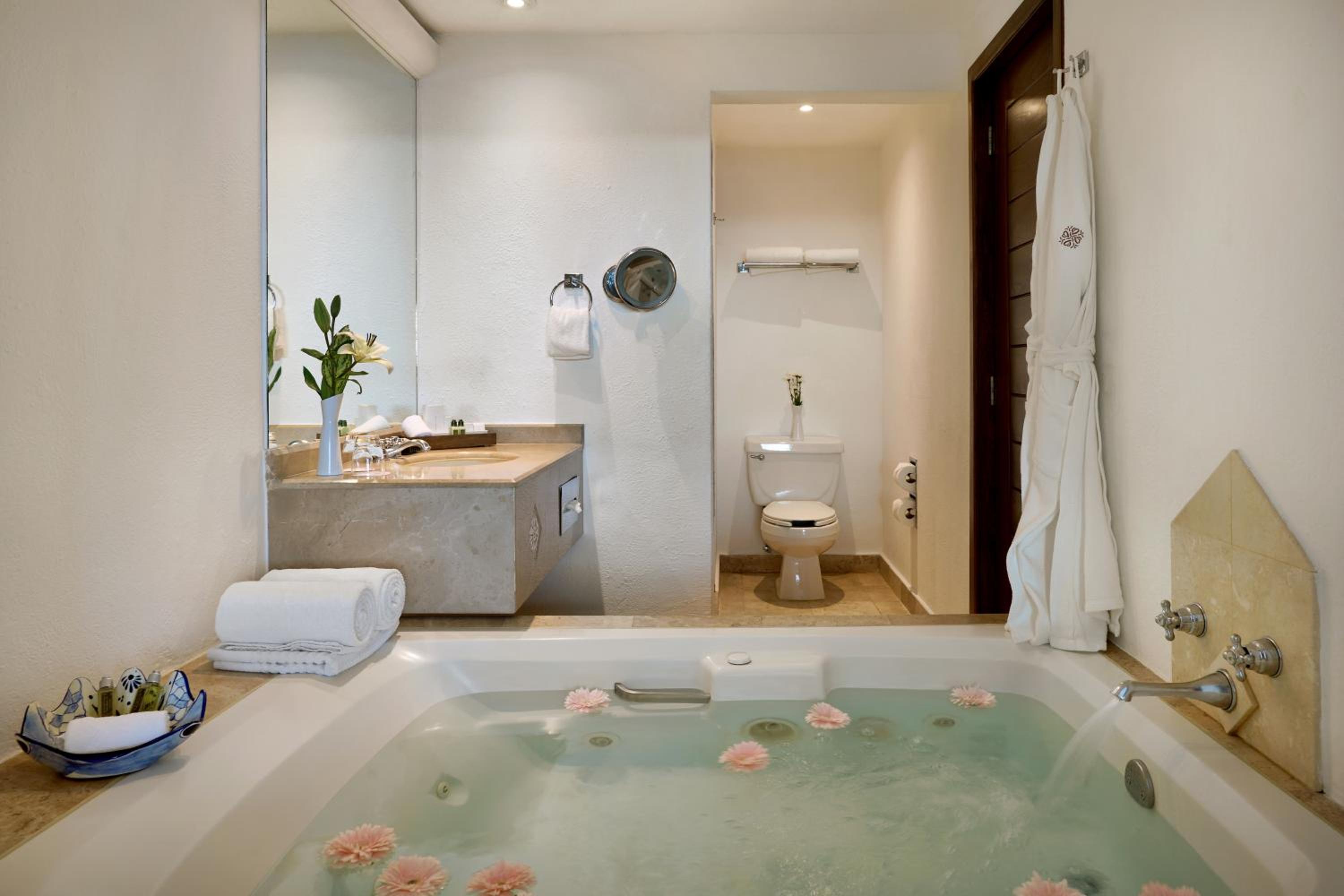 Deluxe King with Jacuzzi - Photo 4