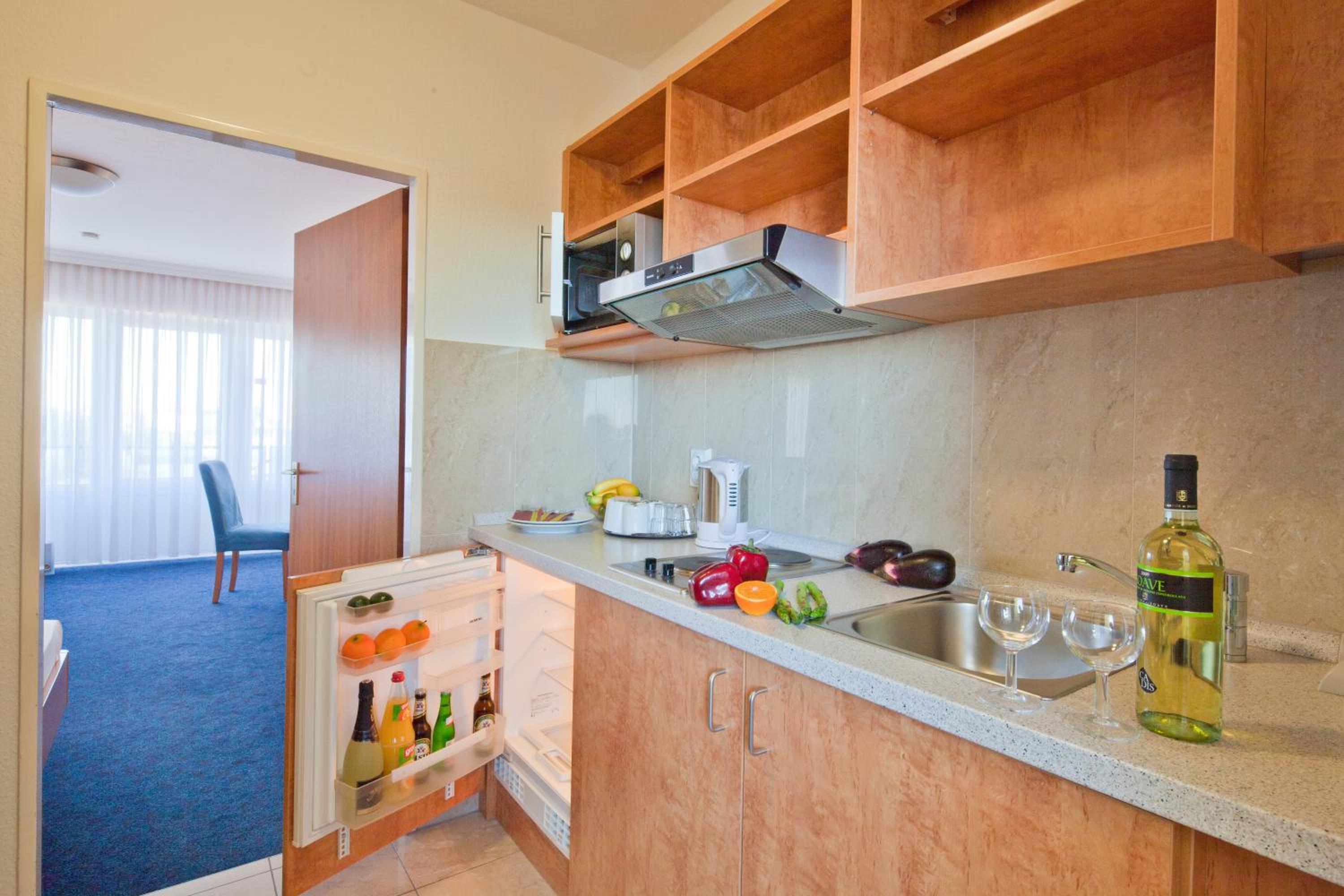 Double Room with Kitchenette thumbnail 6
