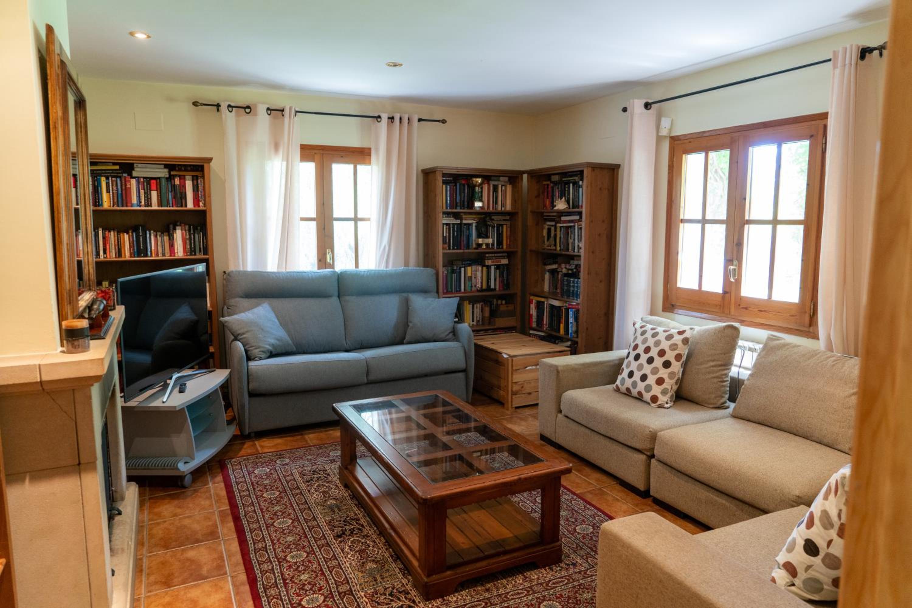 Five-Bedroom House photo 3