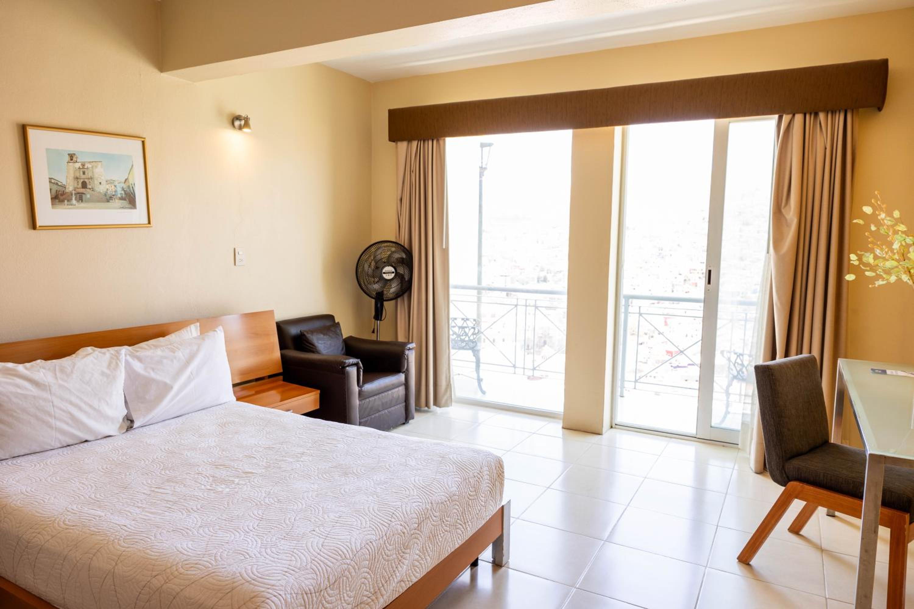 Standard Room with Balcony photo 2