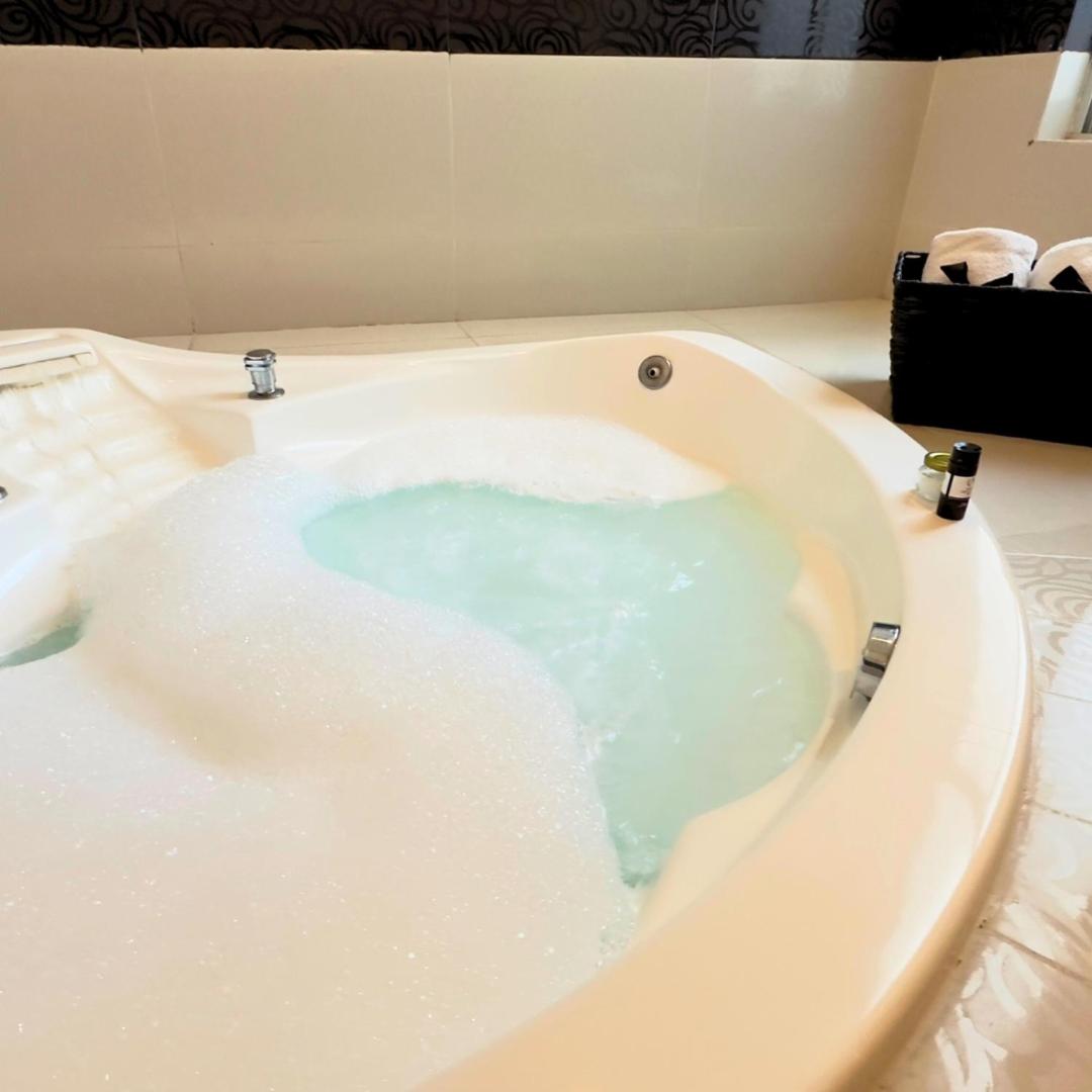 King Suite with Spa Bath photo 2