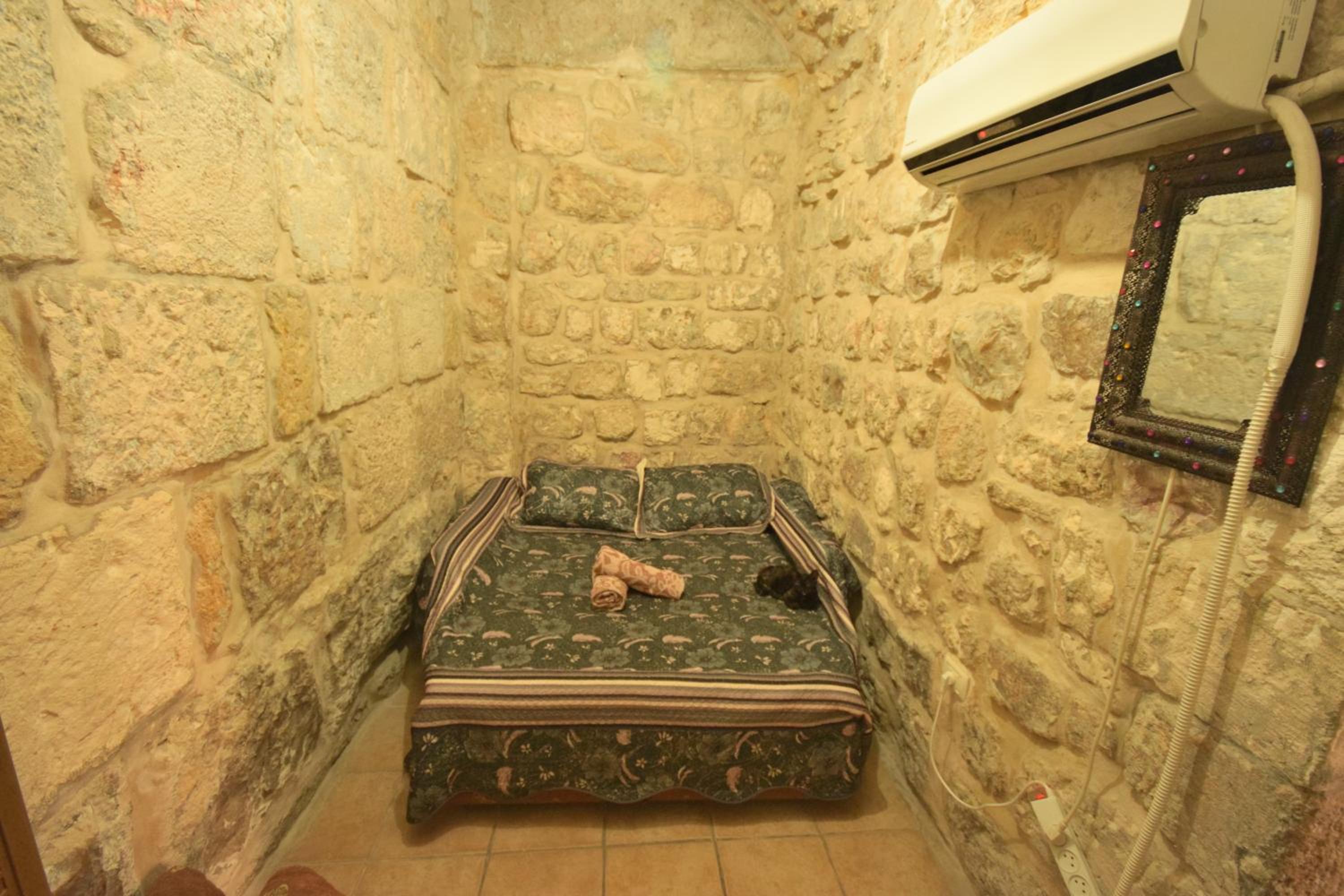 Standard Single Room With Shared Bathroom photo 3