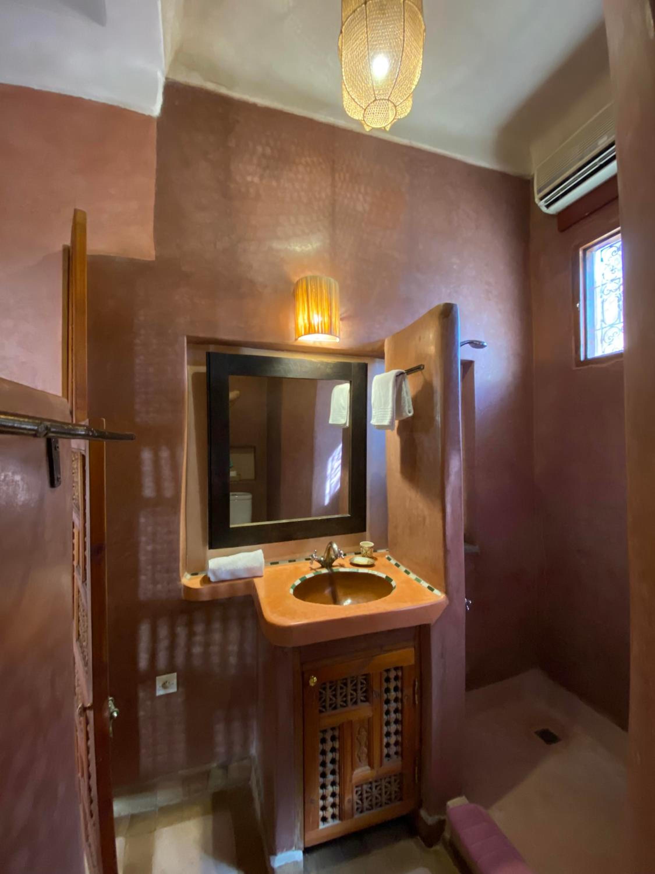 Double Room with Private Bathroom - Photo 6