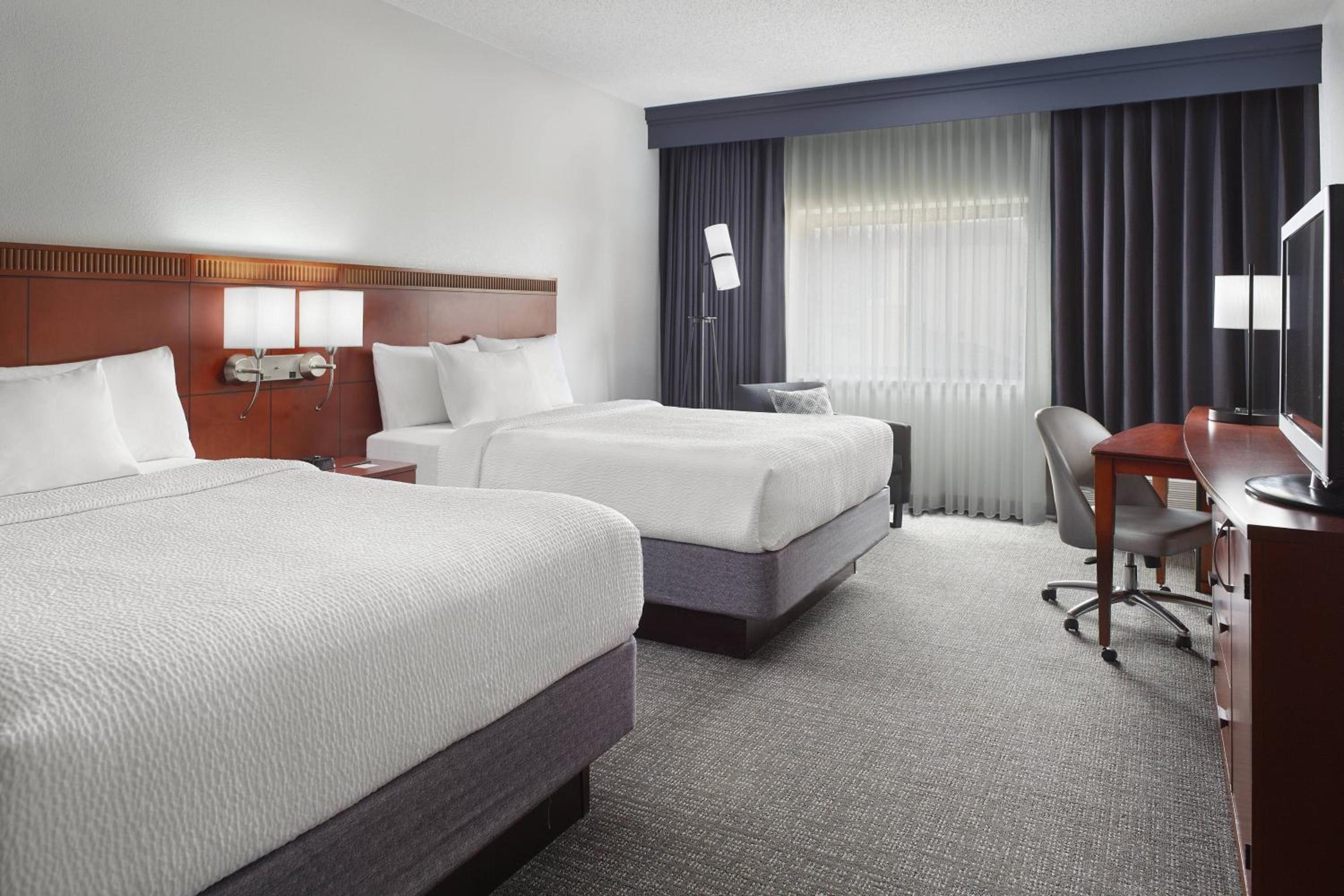 Queen Room with Two Queen Beds - Photo 5