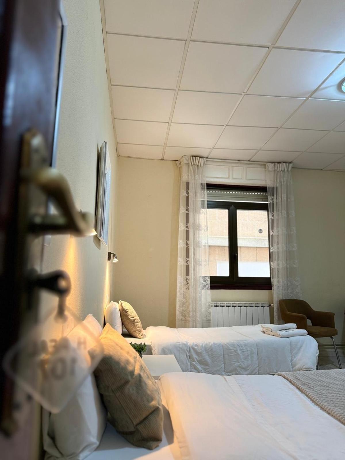 Habitación Triple Básica con Baño Compartido