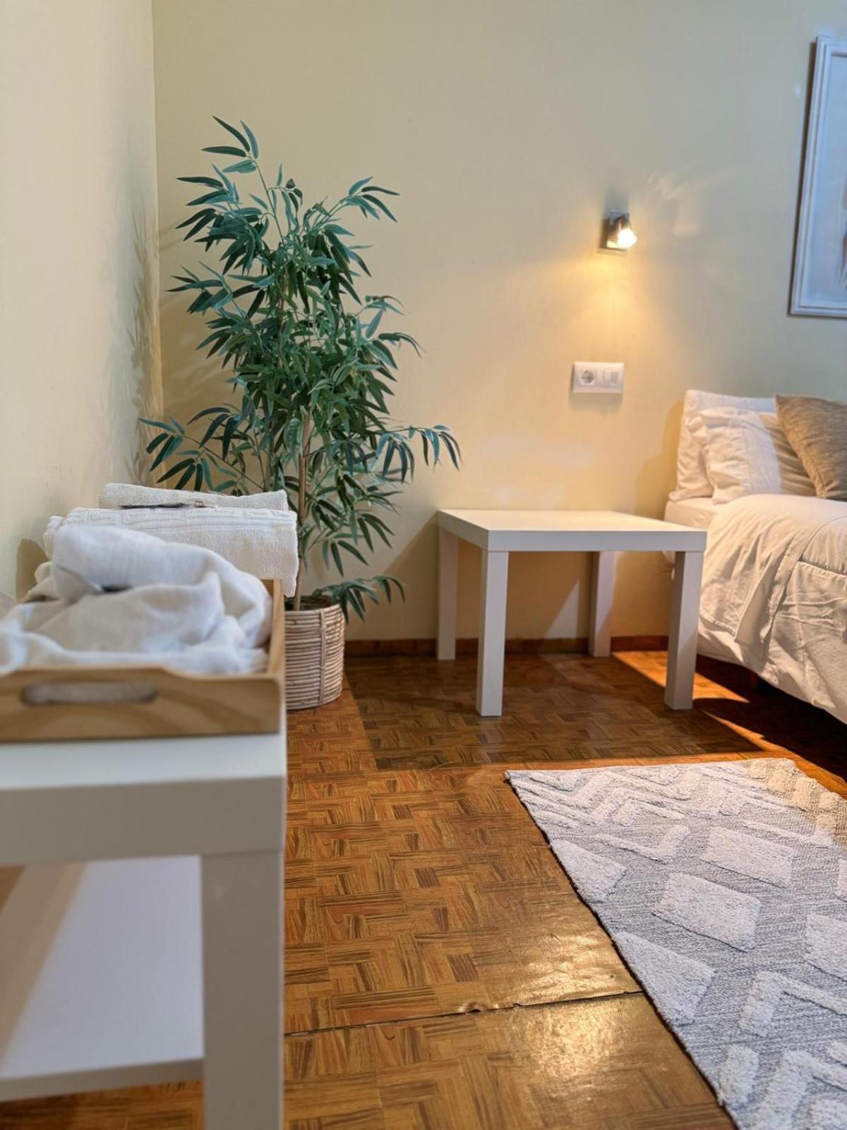 Habitación Doble Económica con Baño Compartido