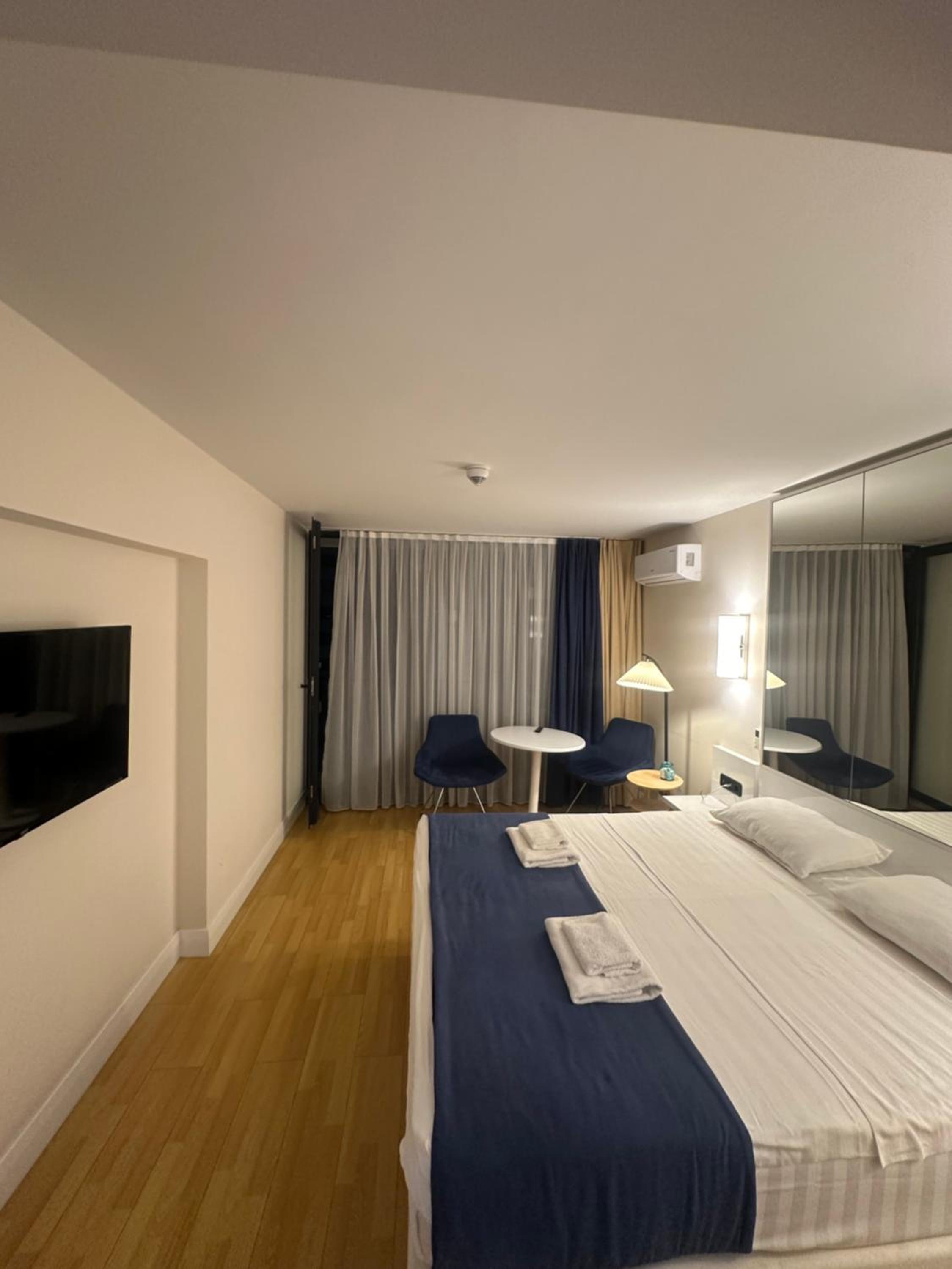 Deluxe Double Room With Side Sea View
