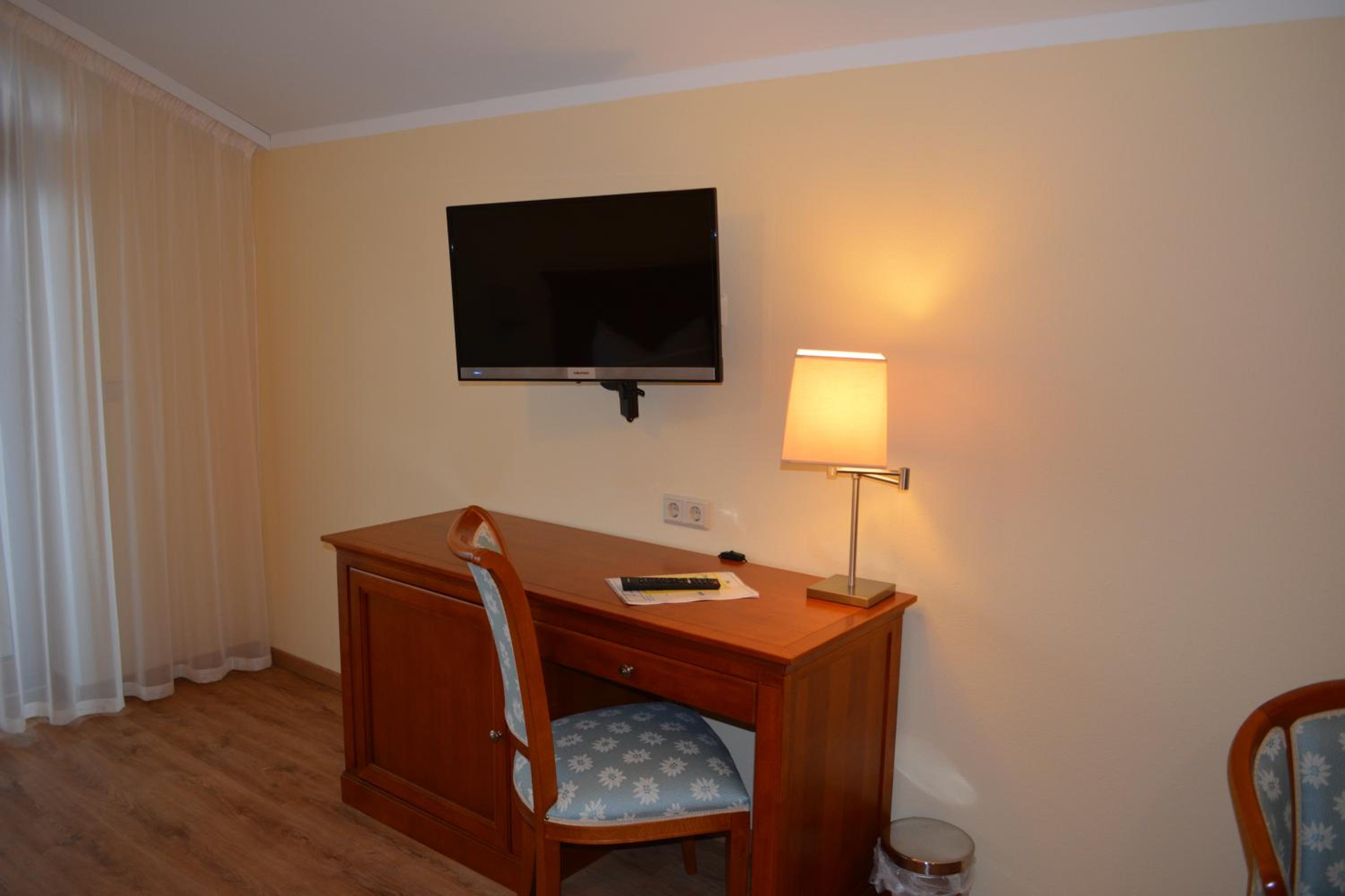 Deluxe Double Room with Balcony photo 3