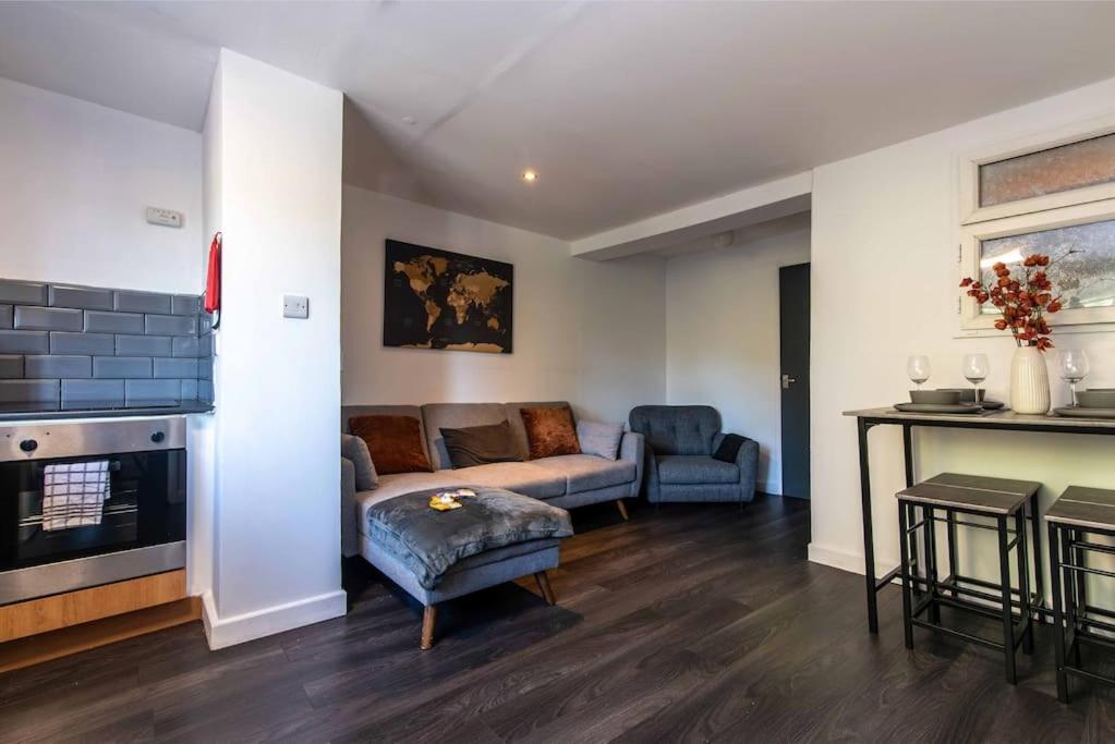 One-Bedroom Apartment photo 1