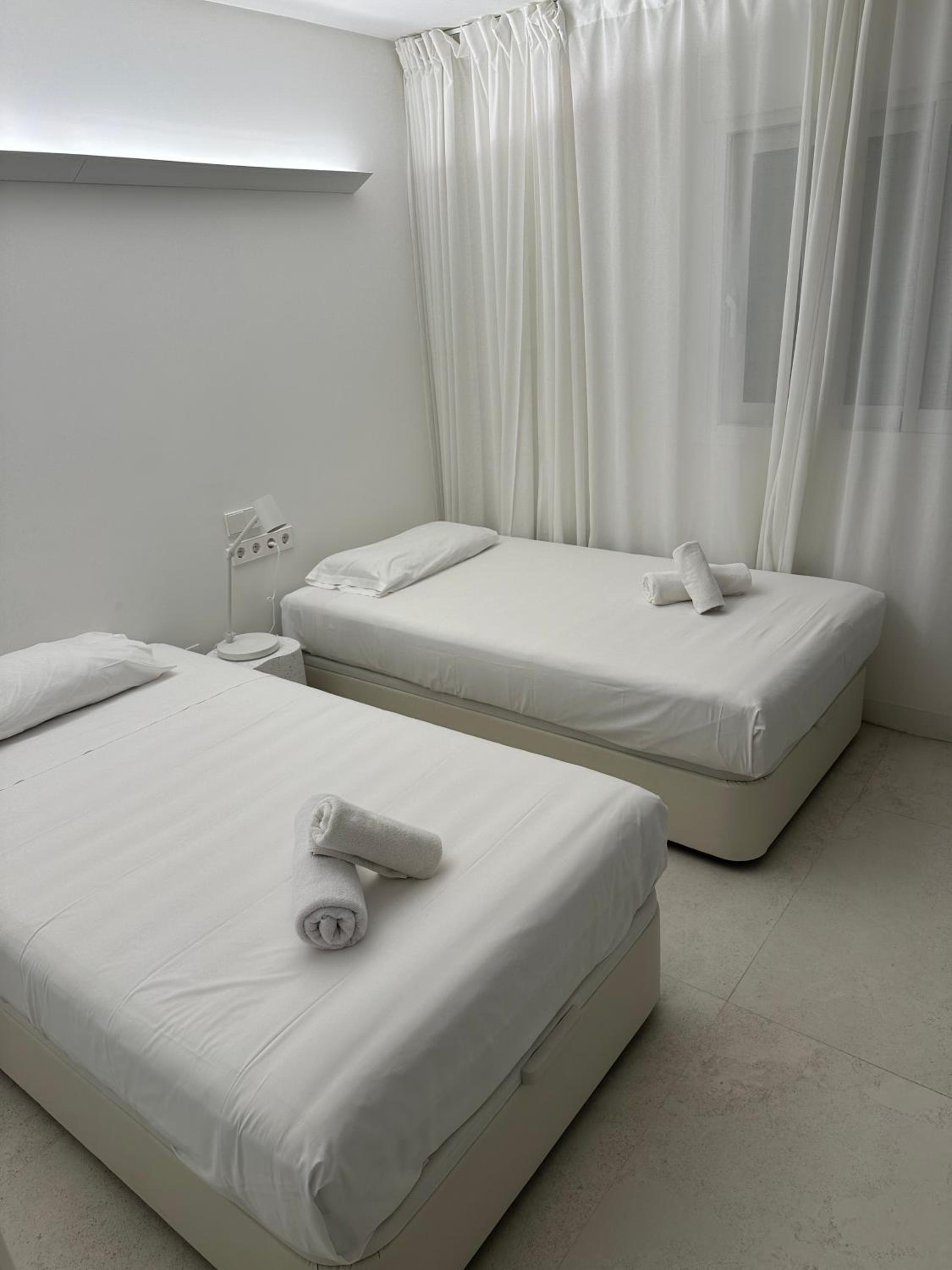 Apartamento de dos habitaciones con balcón y vista al mar