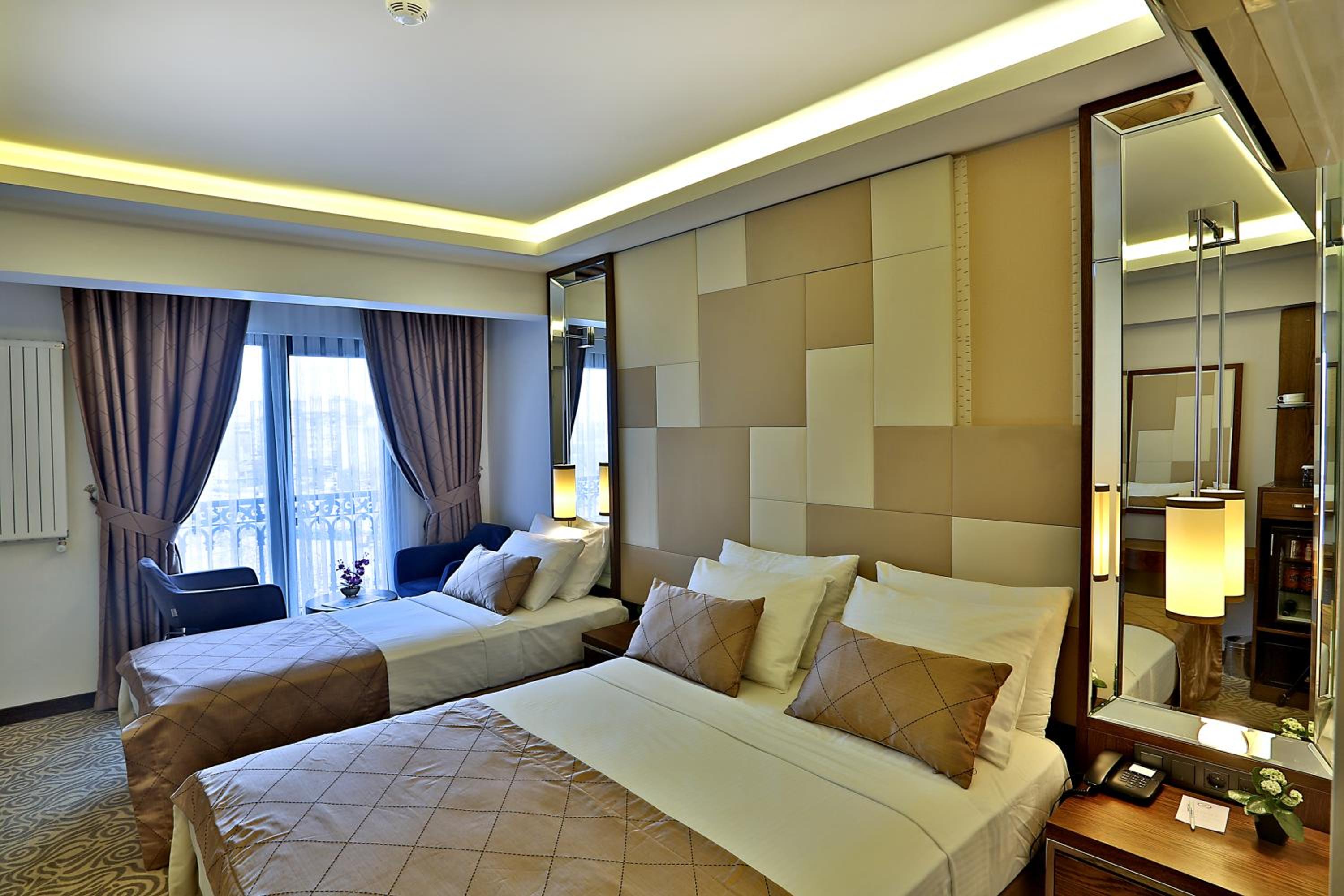 Deluxe Triple Room with Sea View thumbnail 5