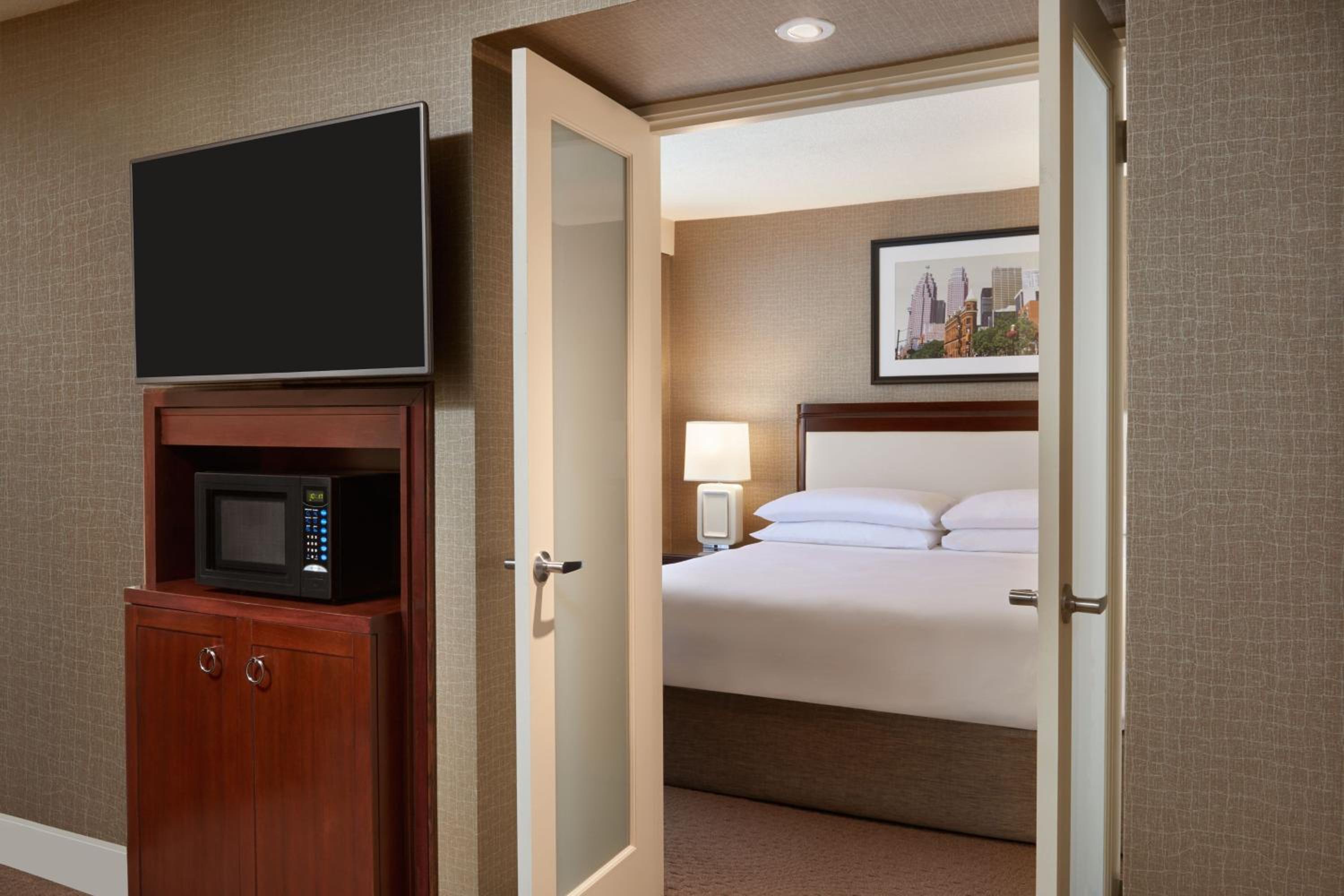 Premium 1 Bedroom Suite with a 1 King Bed - Photo 10