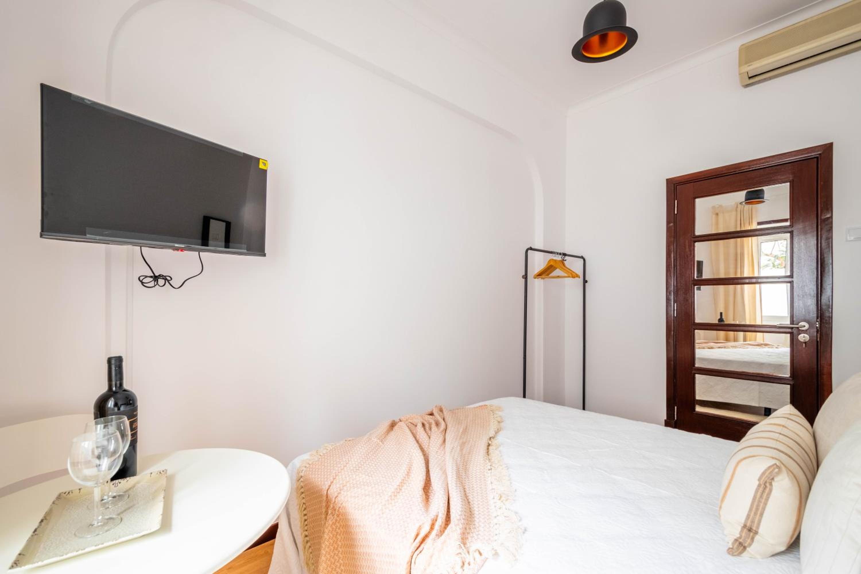 Double Room with Shared Bathroom photo 3