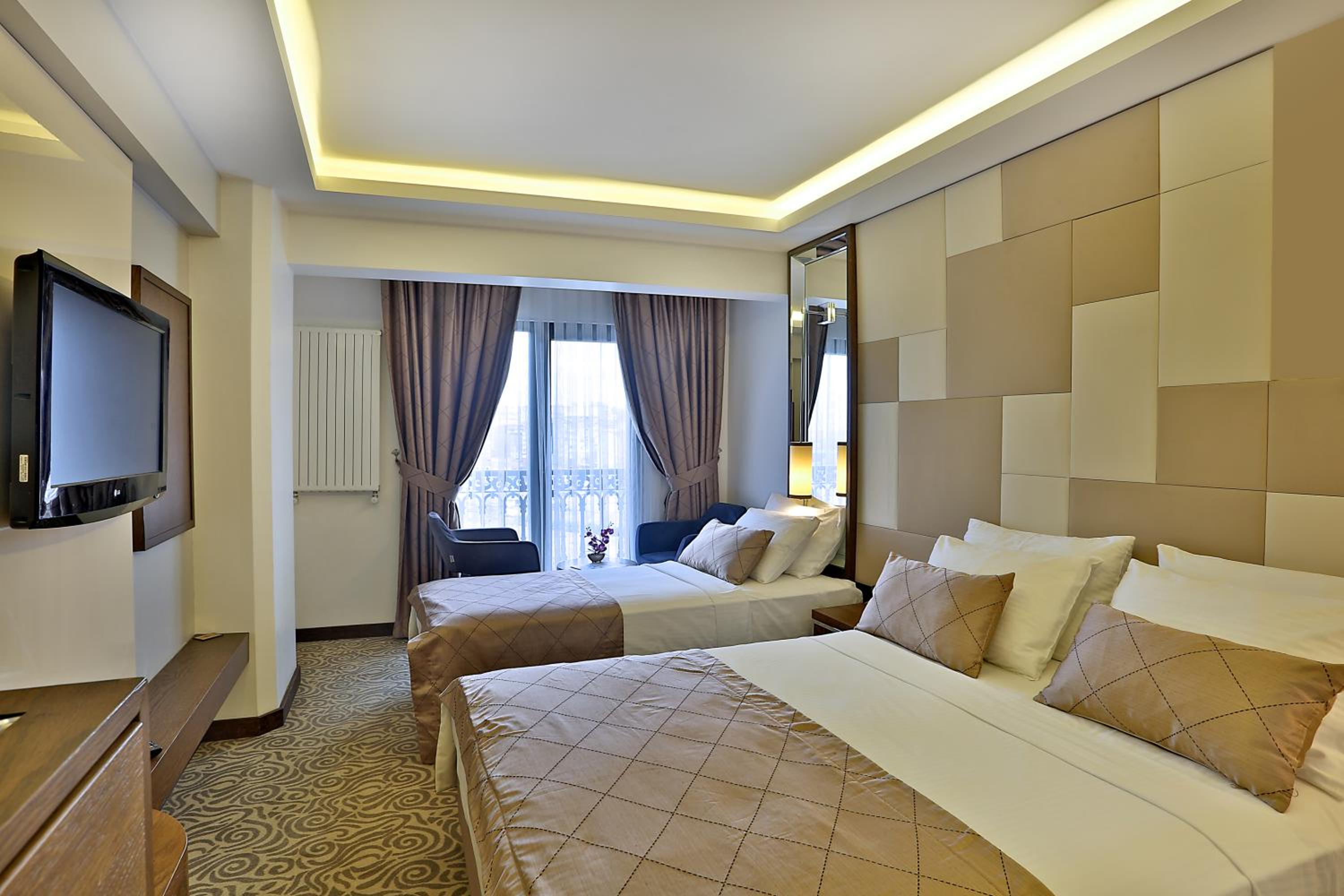Deluxe Triple Room with Sea View thumbnail 6