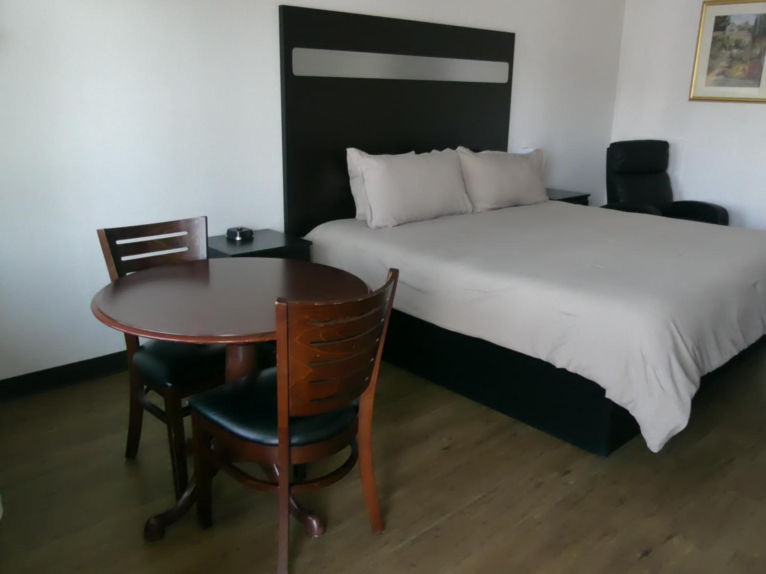 Standard King Room photo 2